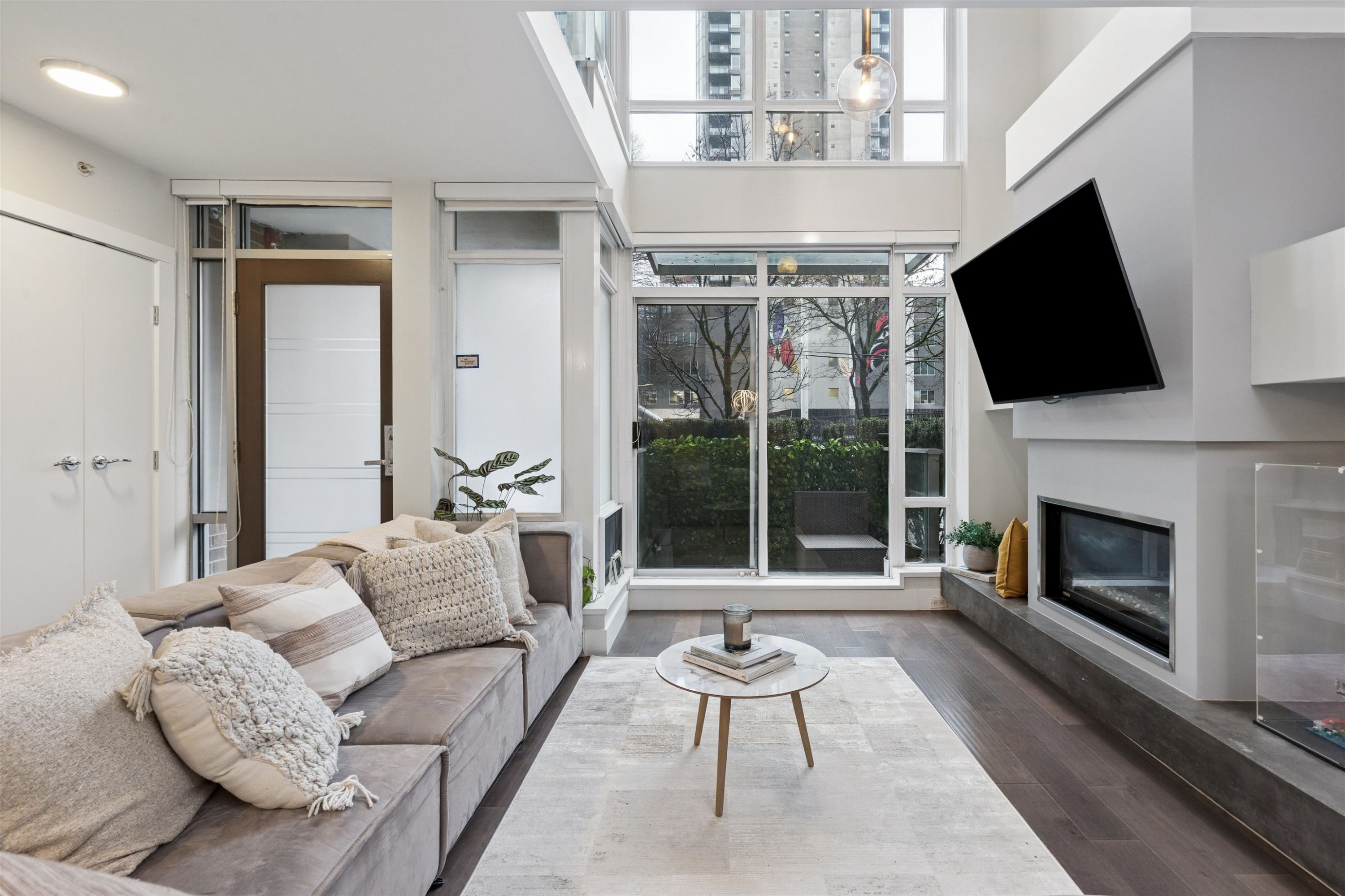 863 Richards Street, Vancouver, BC