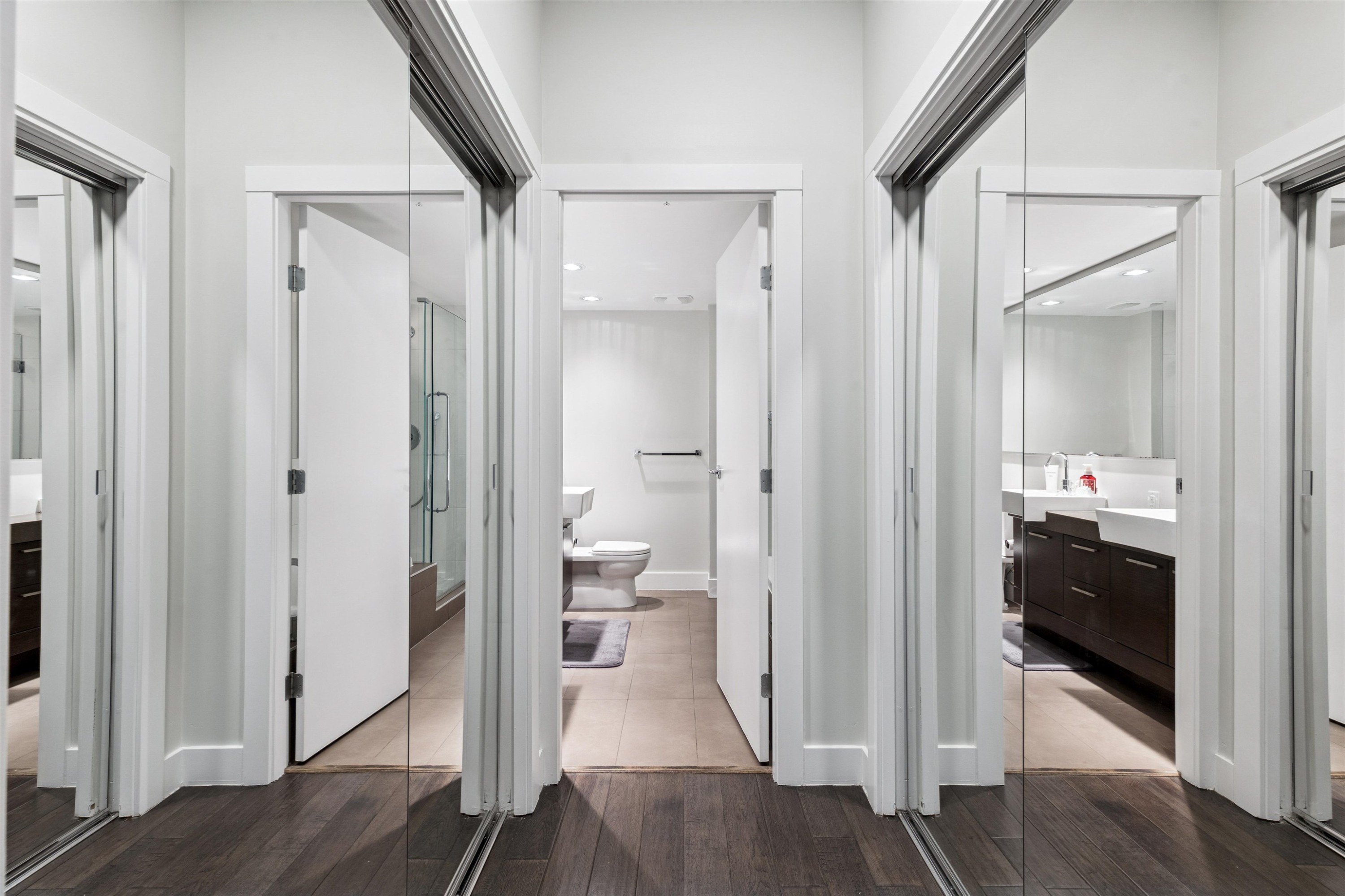 863 Richards Street, Vancouver, BC