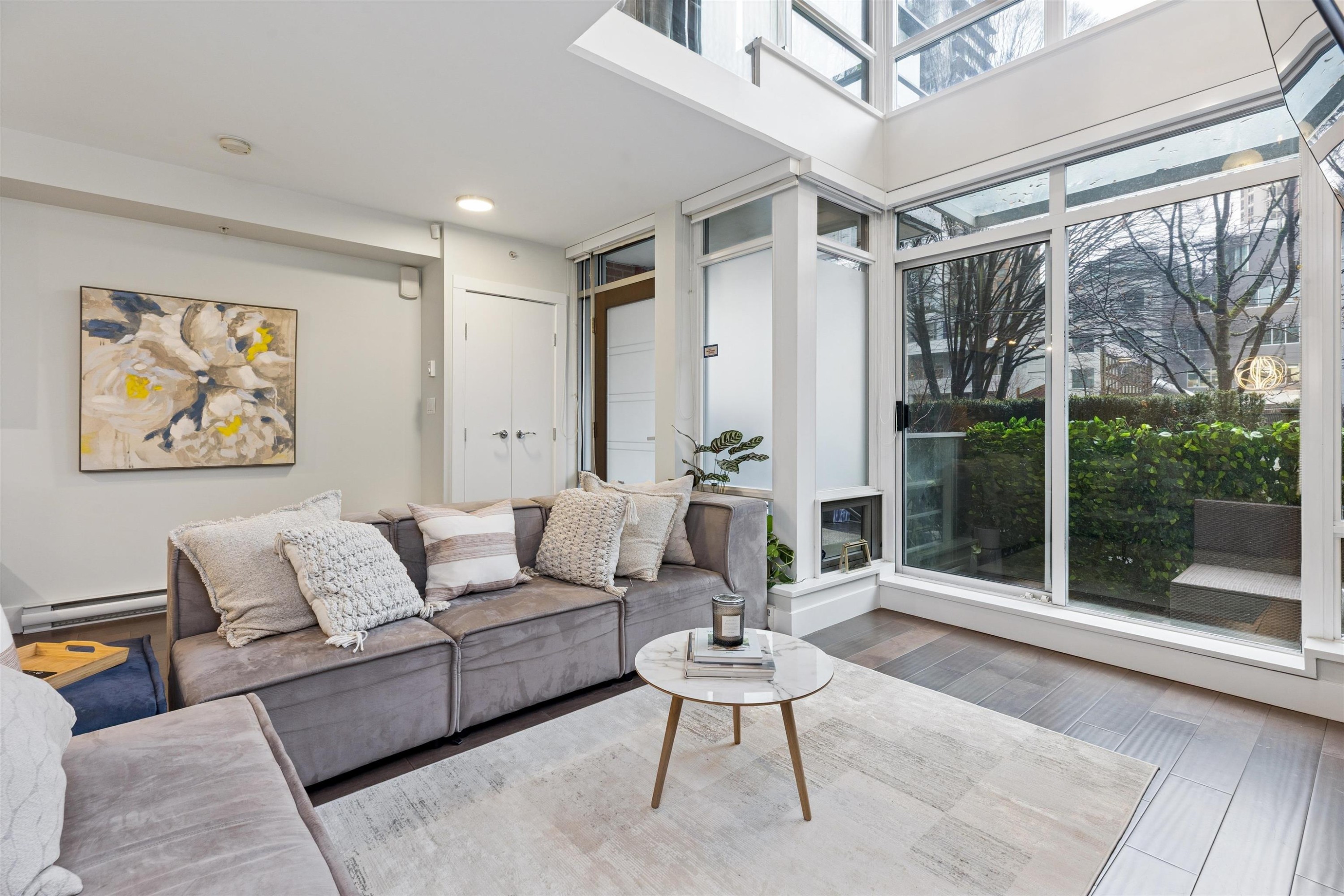 863 Richards Street, Vancouver, BC