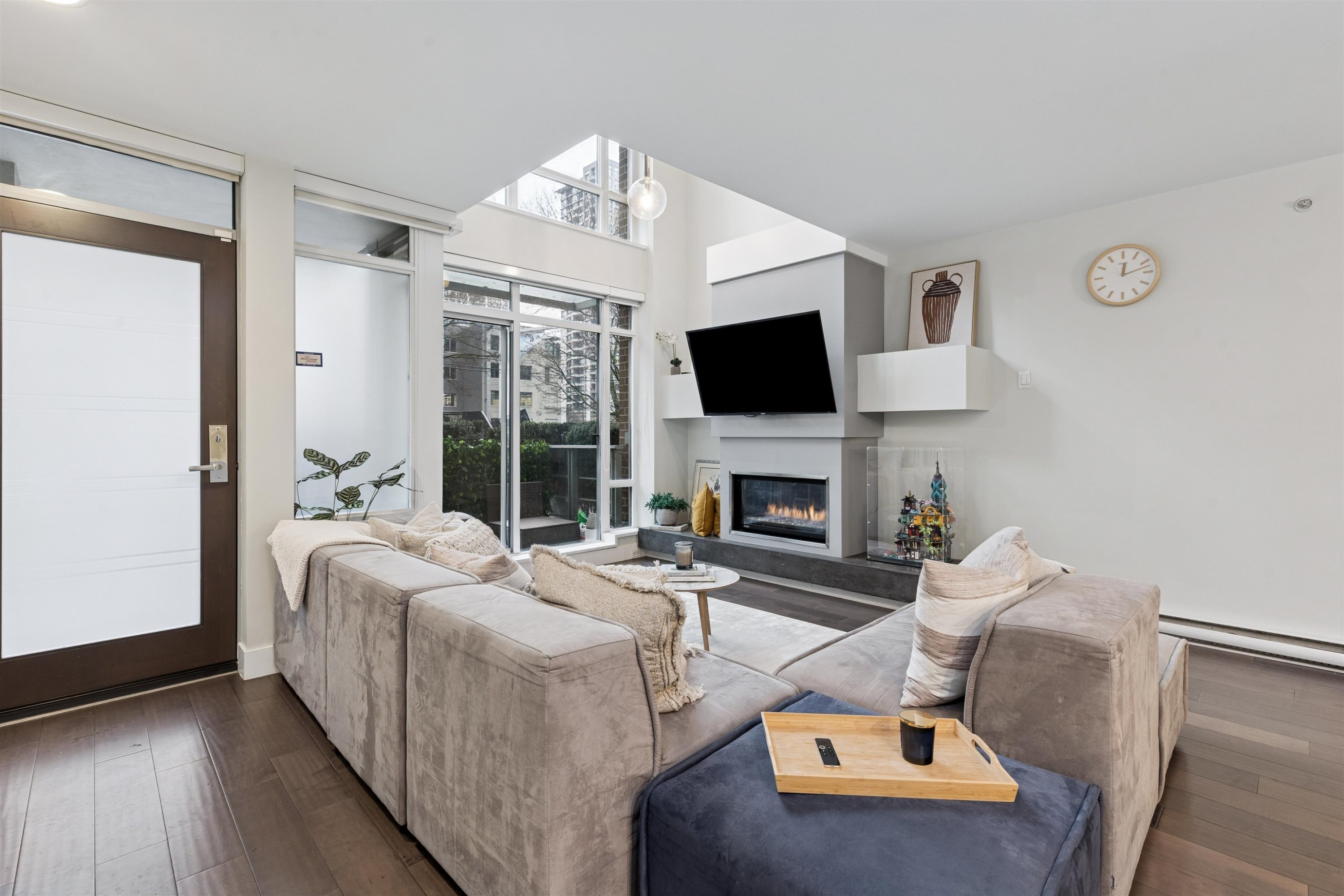 863 Richards Street, Vancouver, BC