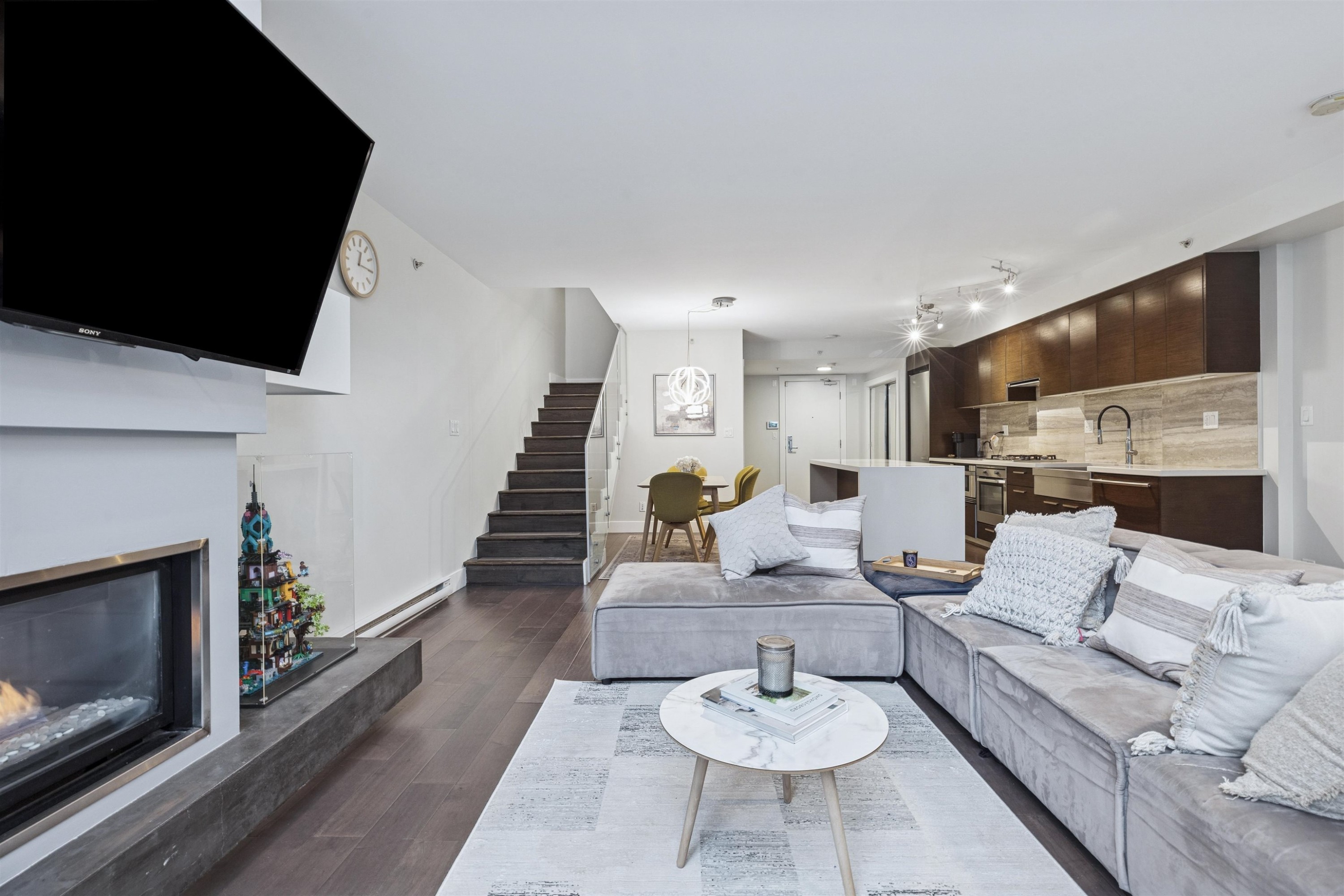 863 Richards Street, Vancouver, BC