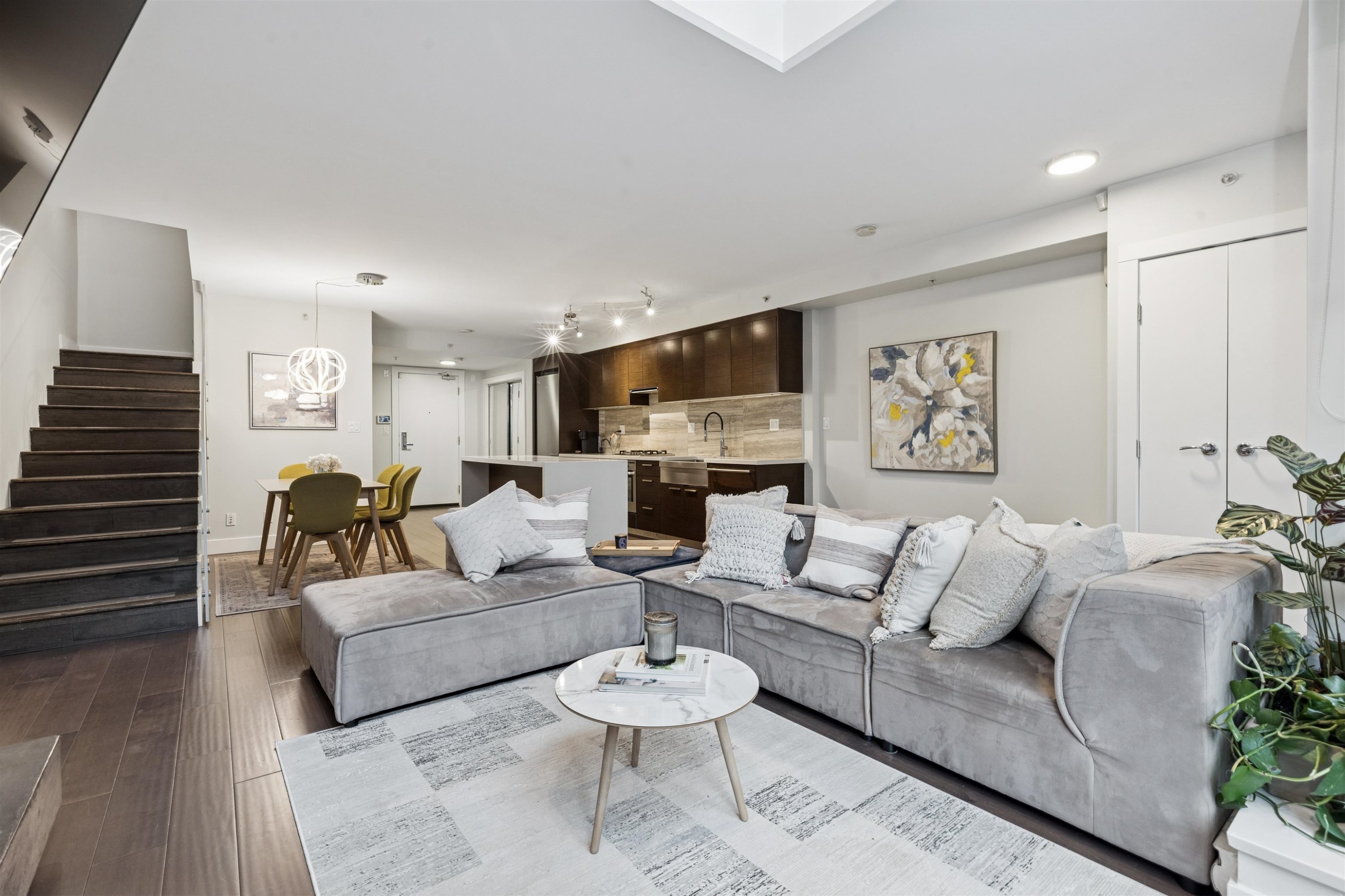 863 Richards Street, Vancouver, BC