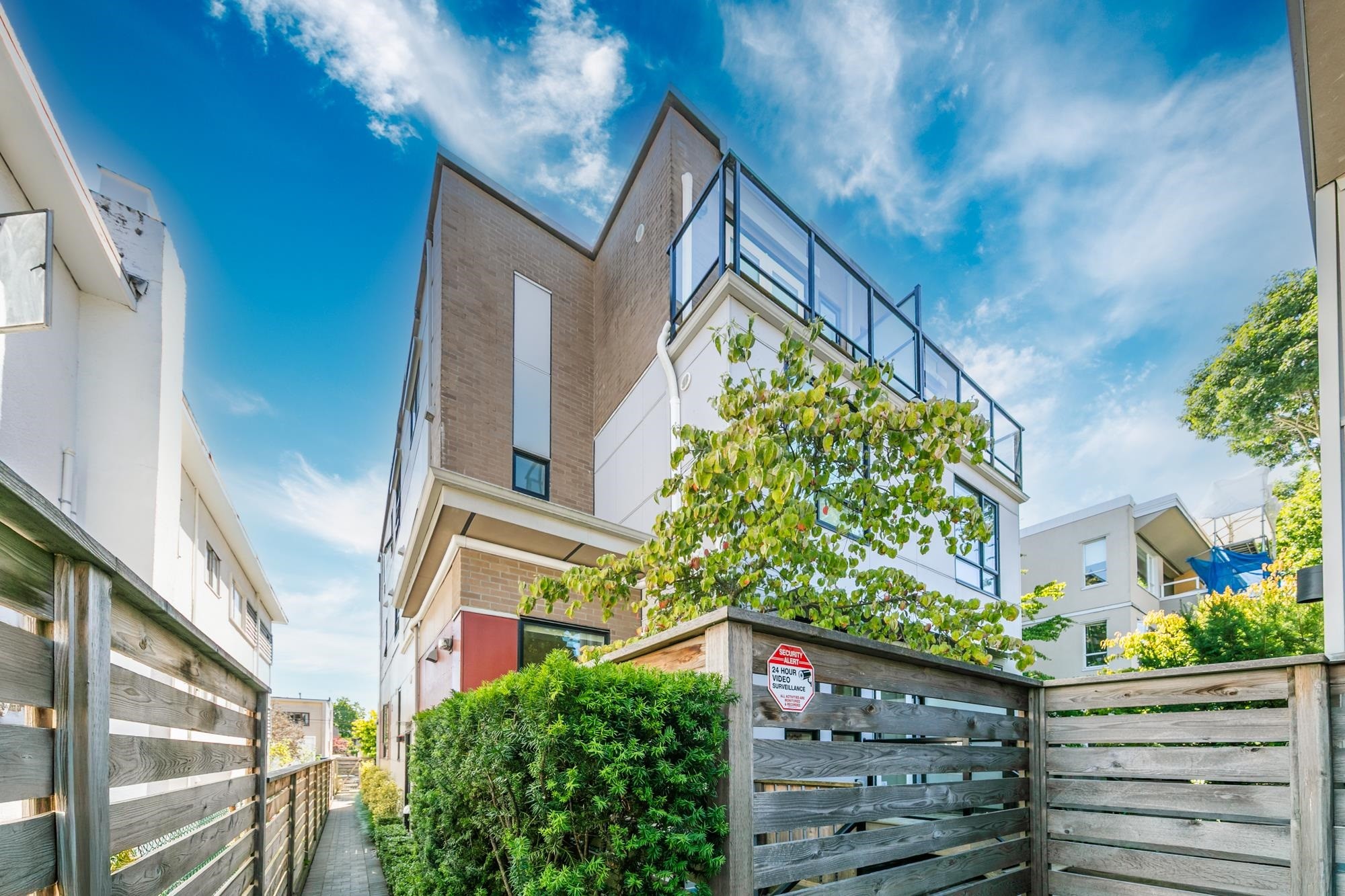 2431 Broadway W, Vancouver, BC