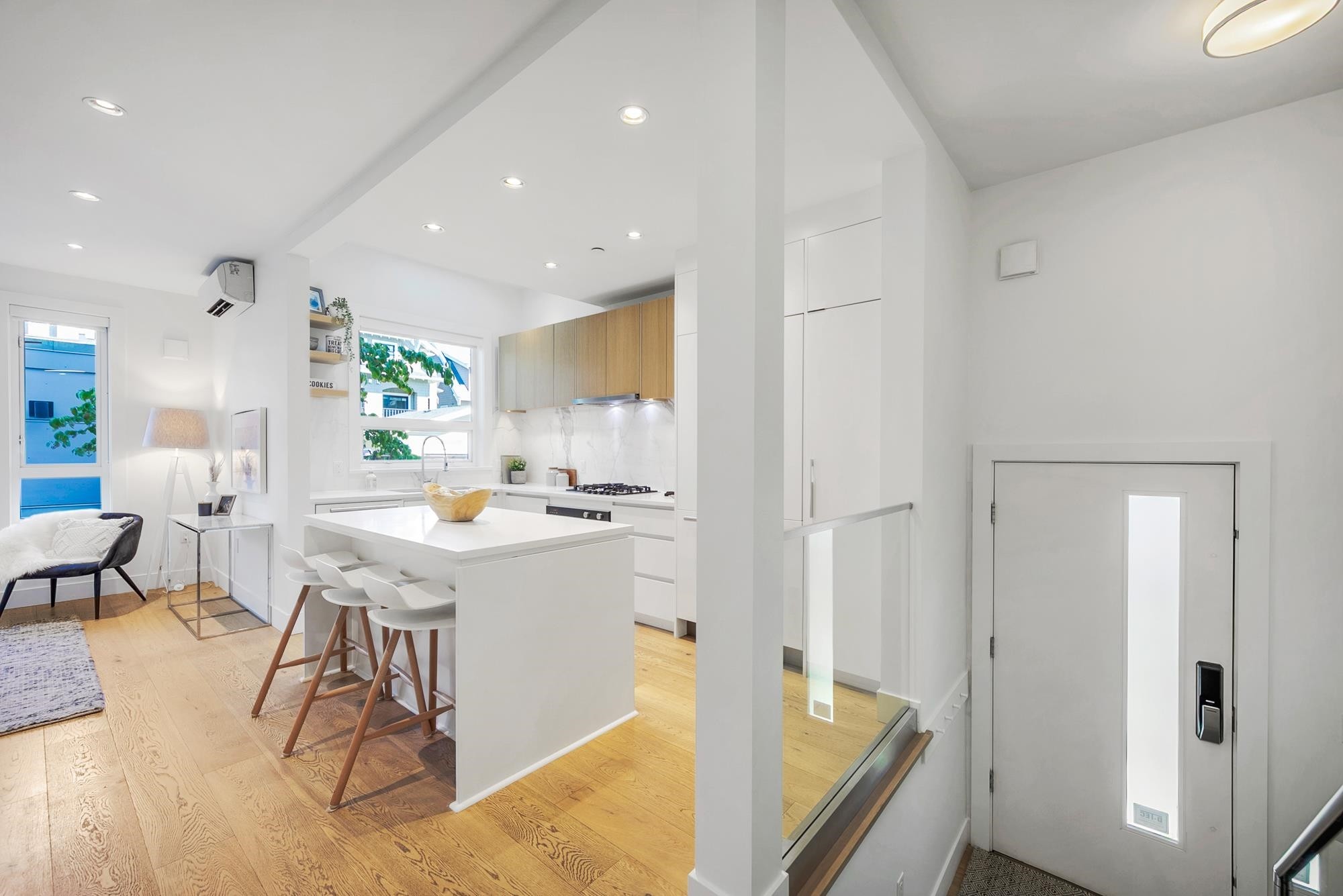 2431 Broadway W, Vancouver, BC