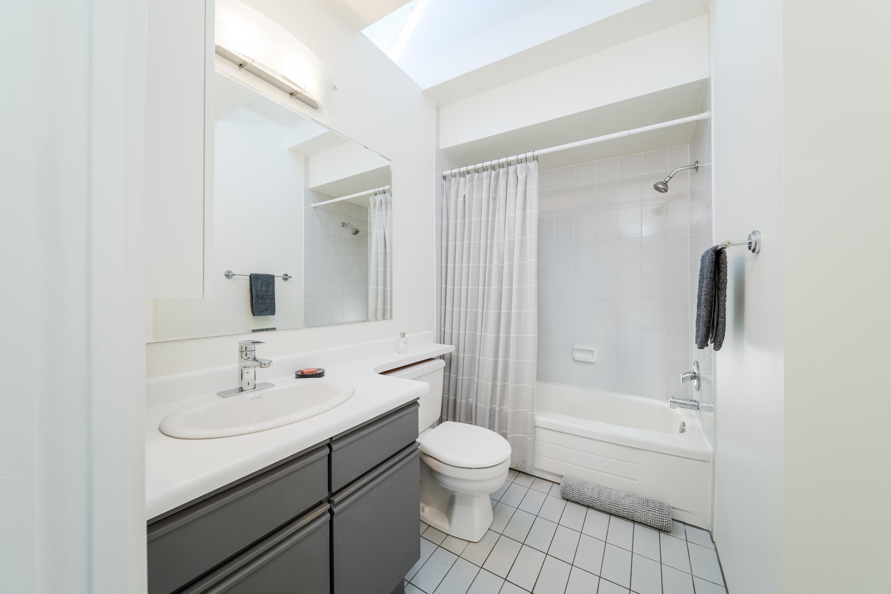 141 13Th Avenue W, Vancouver, BC