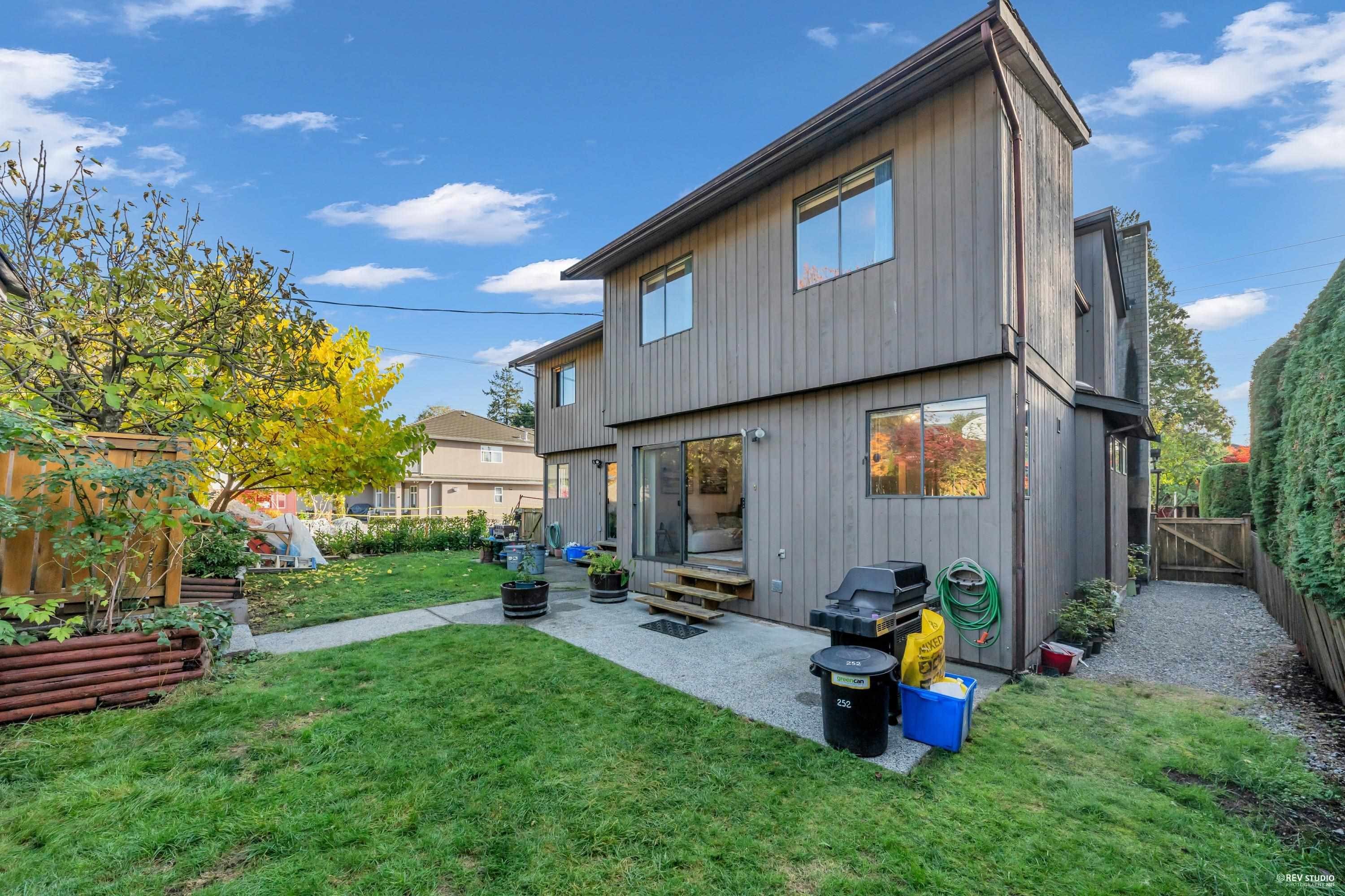 252 21St Street E, North Vancouver, BC