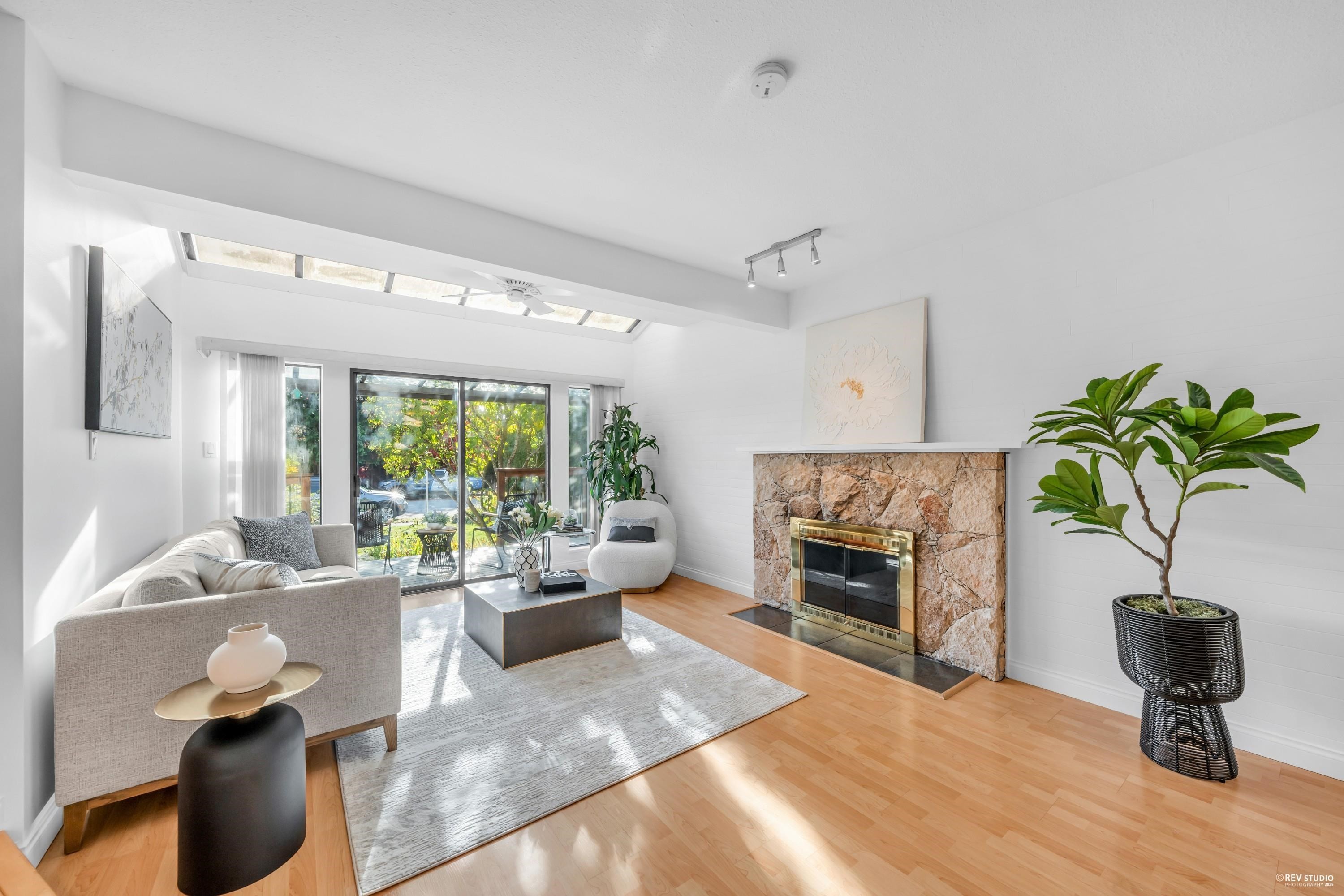 252 21St Street E, North Vancouver, BC