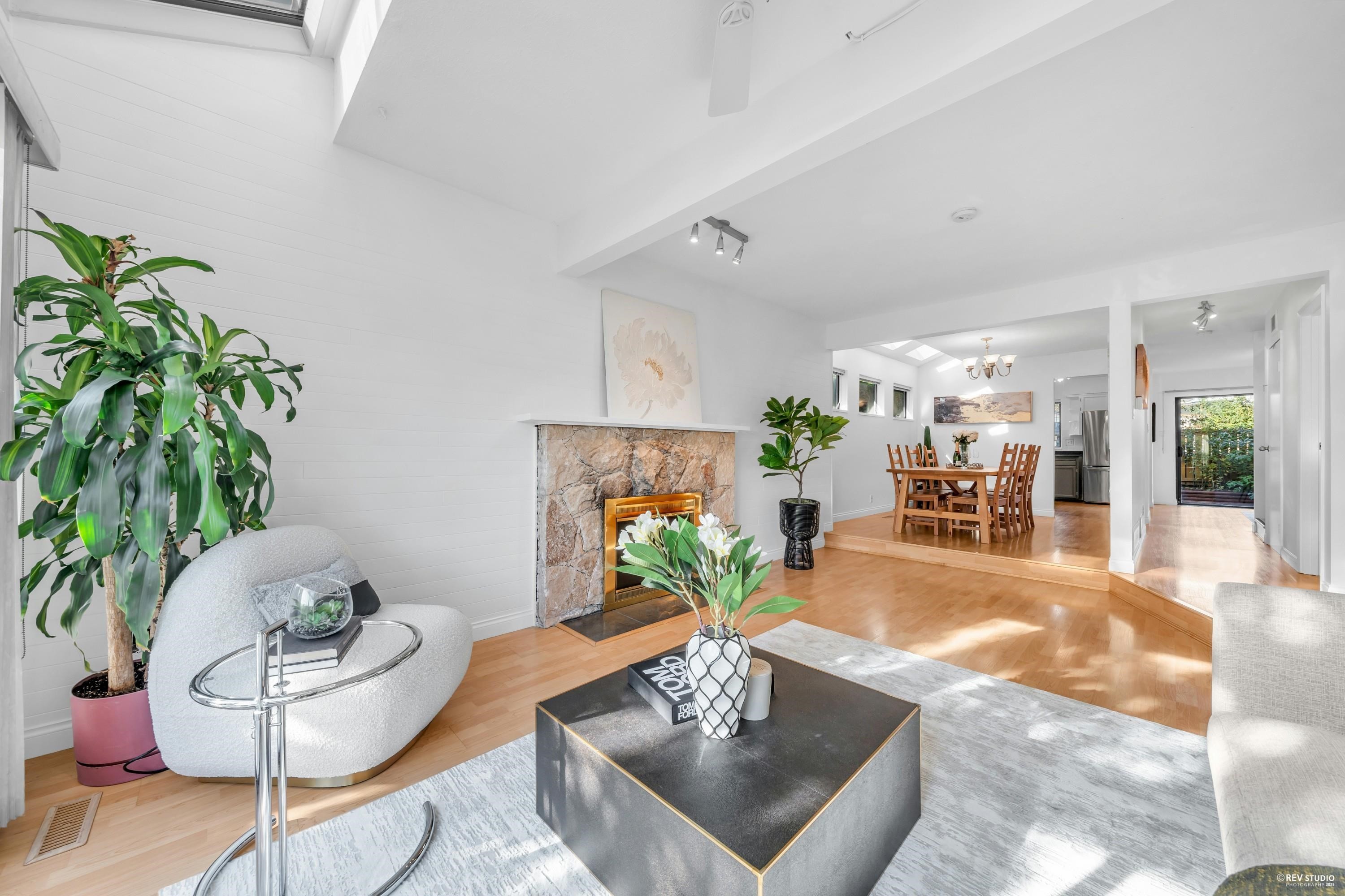 252 21St Street E, North Vancouver, BC