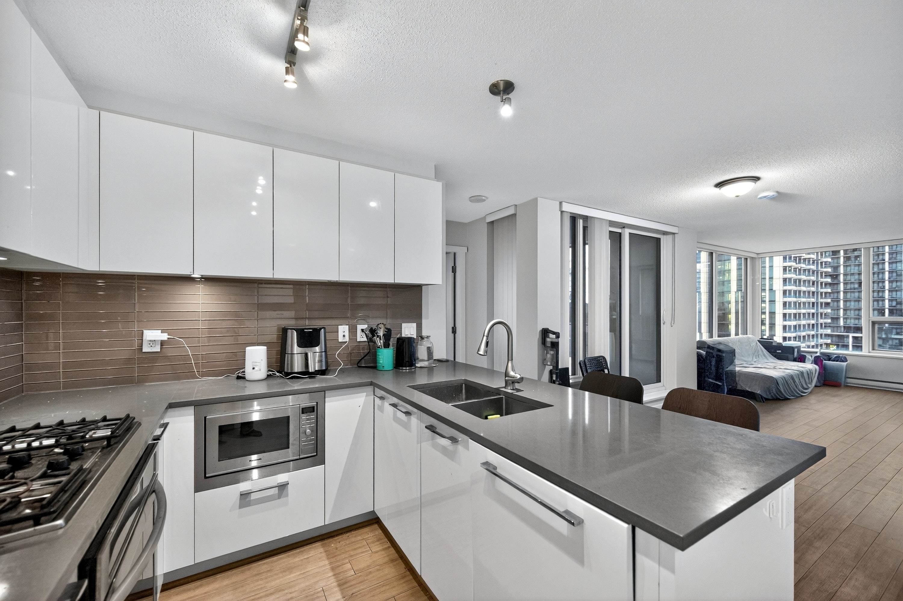 905-6658 Dow Avenue, Burnaby, BC