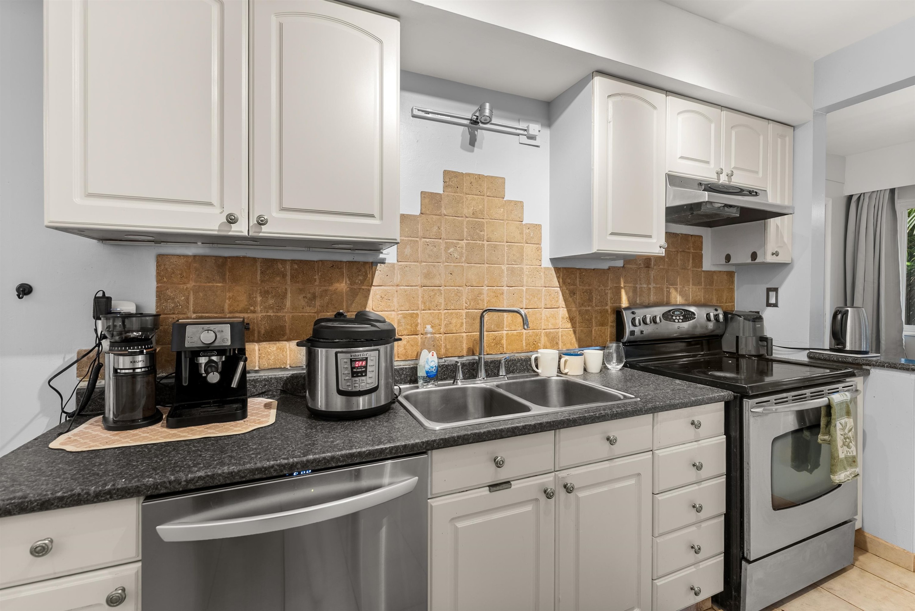 2574 Cornwall Avenue, Vancouver, BC