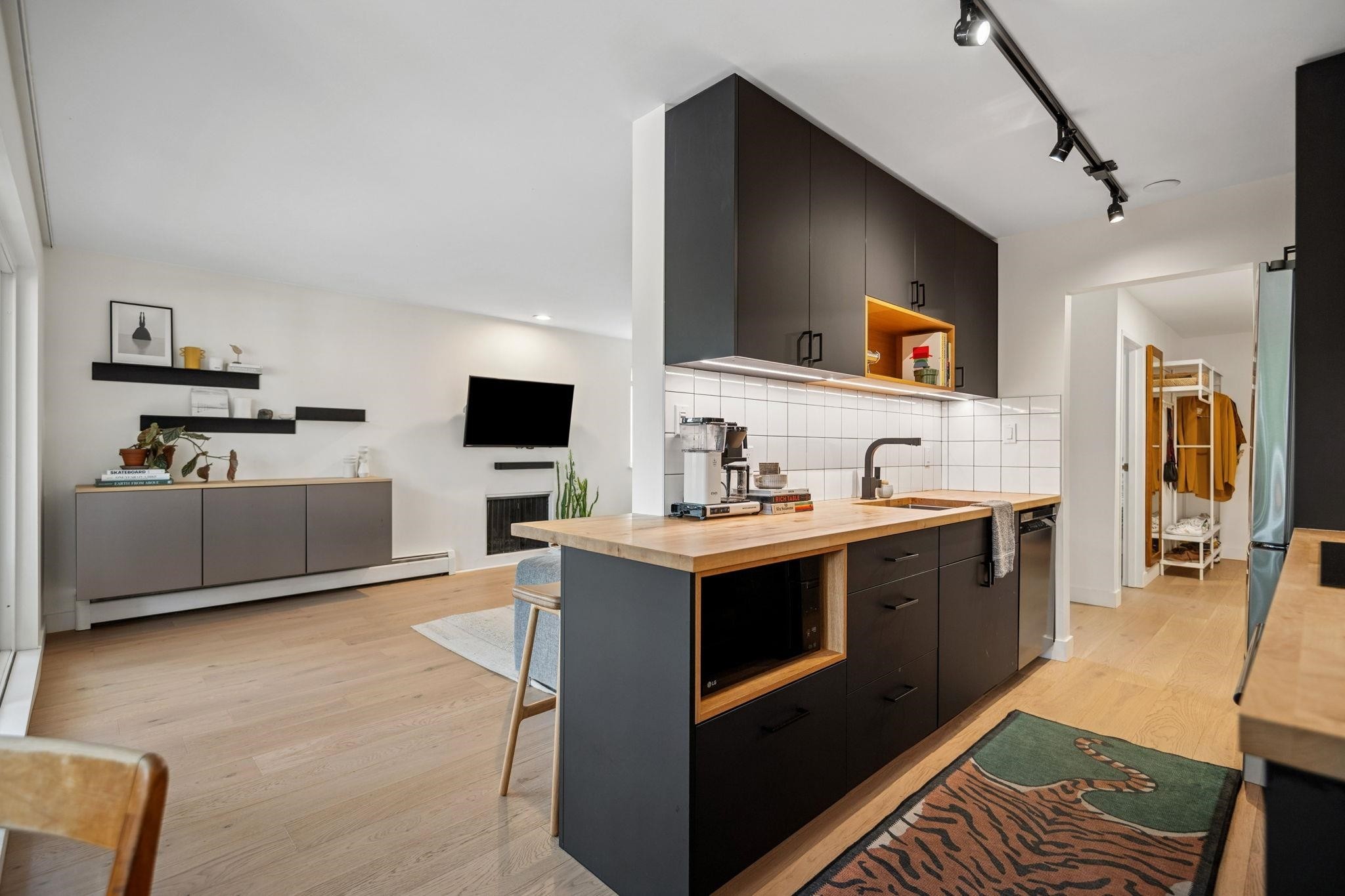 209-1420 8 Avenue E, Vancouver, BC