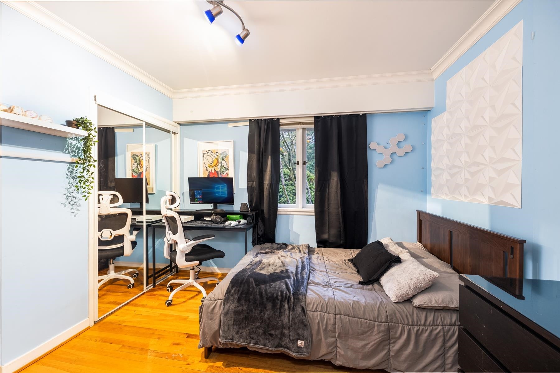 1090 Keith Road W, North Vancouver, BC