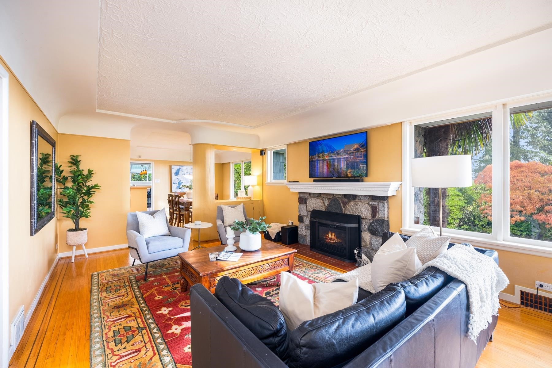 1090 Keith Road W, North Vancouver, BC