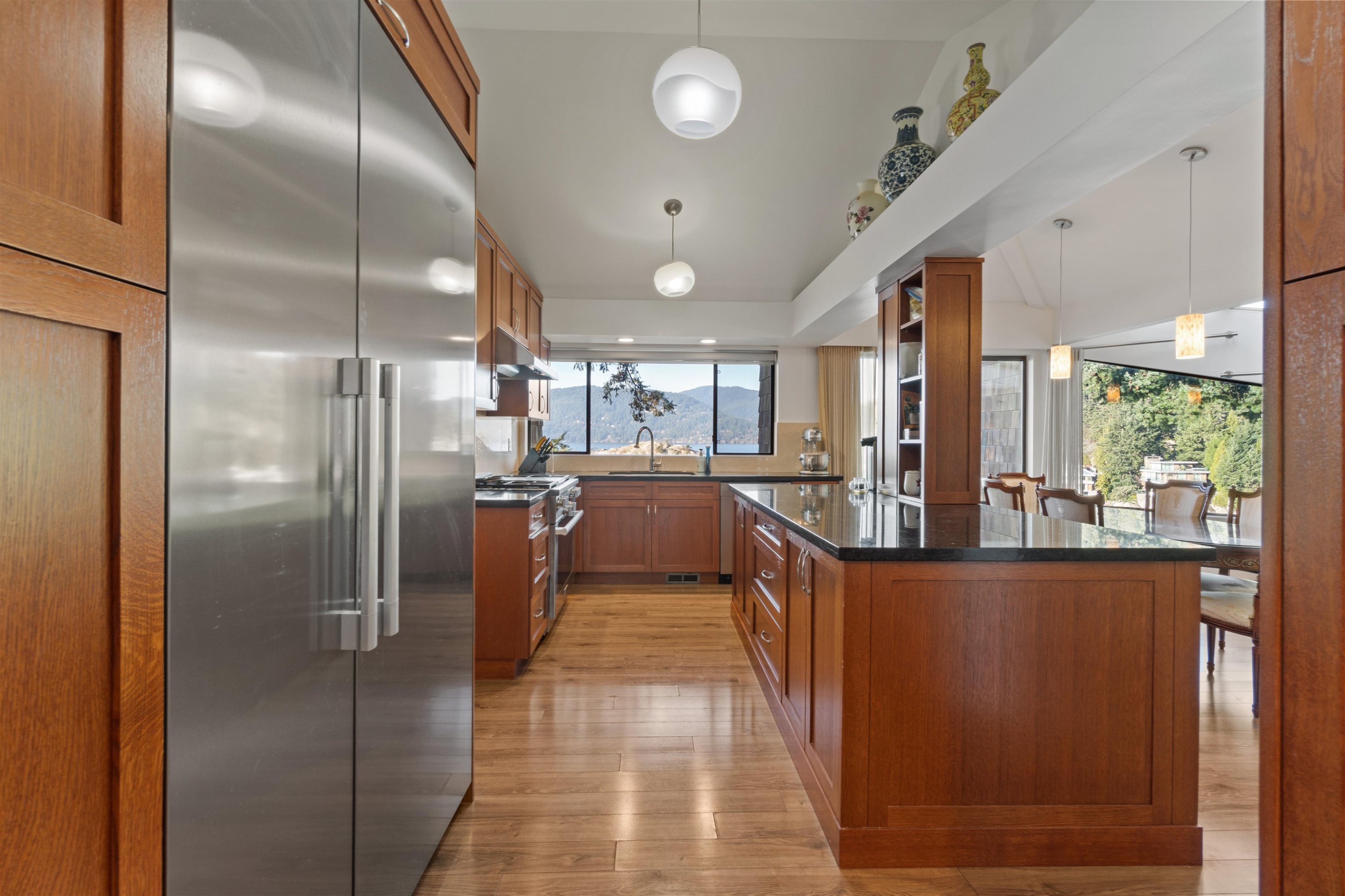 6648 Marine Drive, West Vancouver, BC - Indoor Photo Showing Kitchen With Upgraded Kitchen