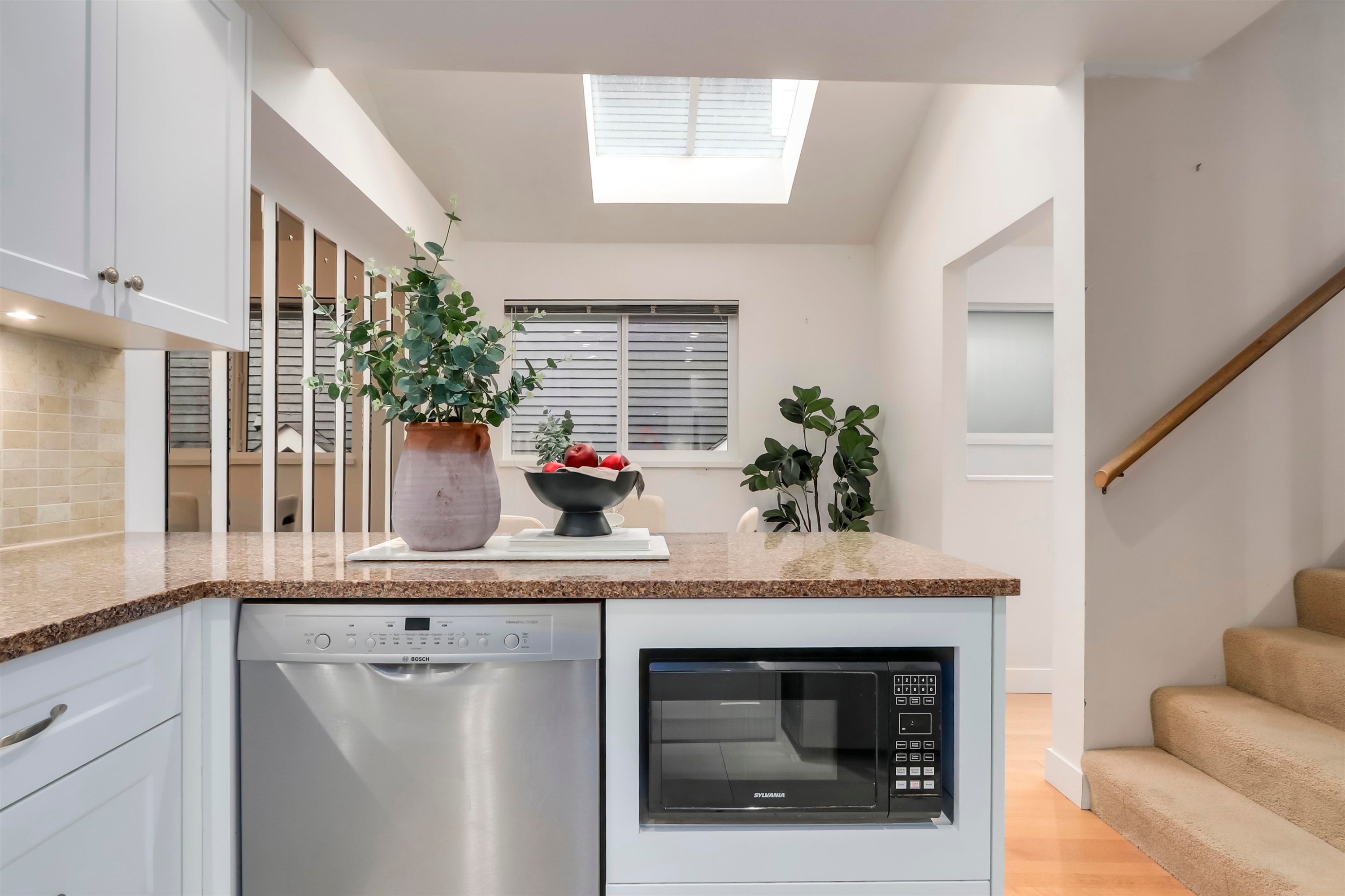 2564 6Th Avenue W, Vancouver, BC