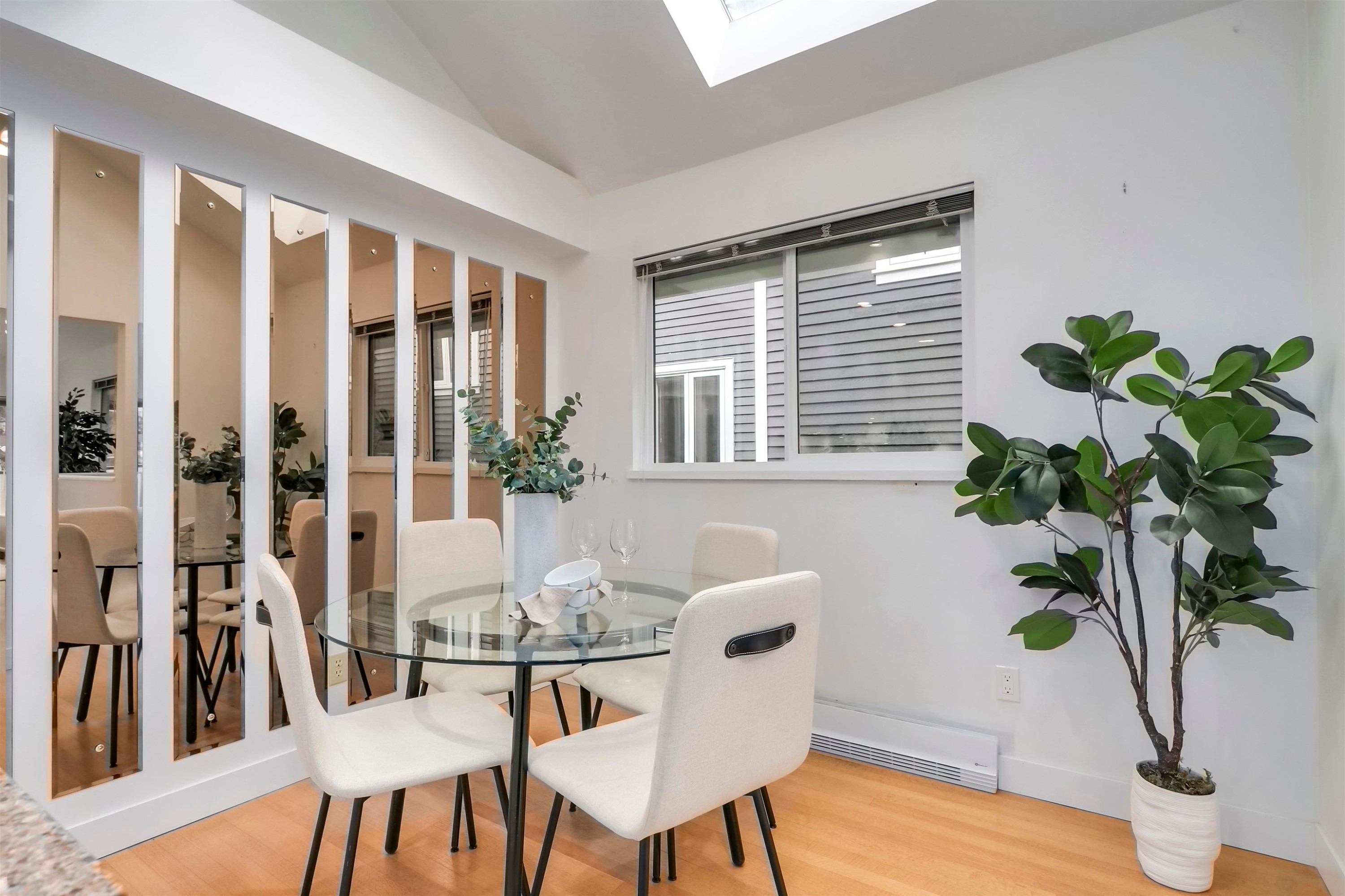 2564 6Th Avenue W, Vancouver, BC