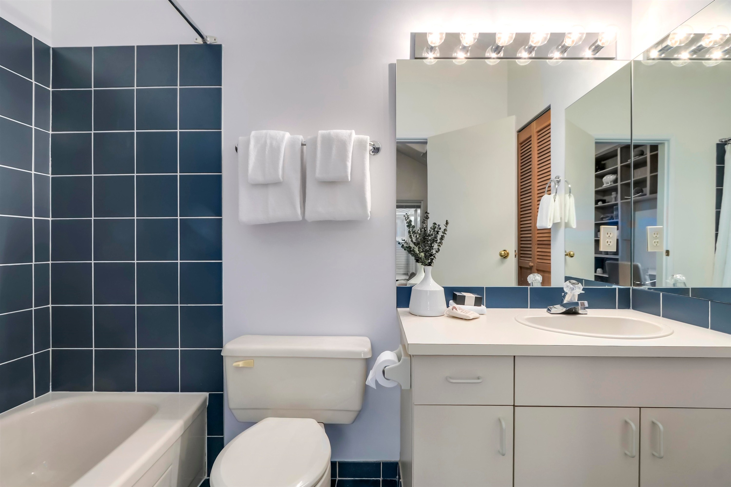 2564 6Th Avenue W, Vancouver, BC