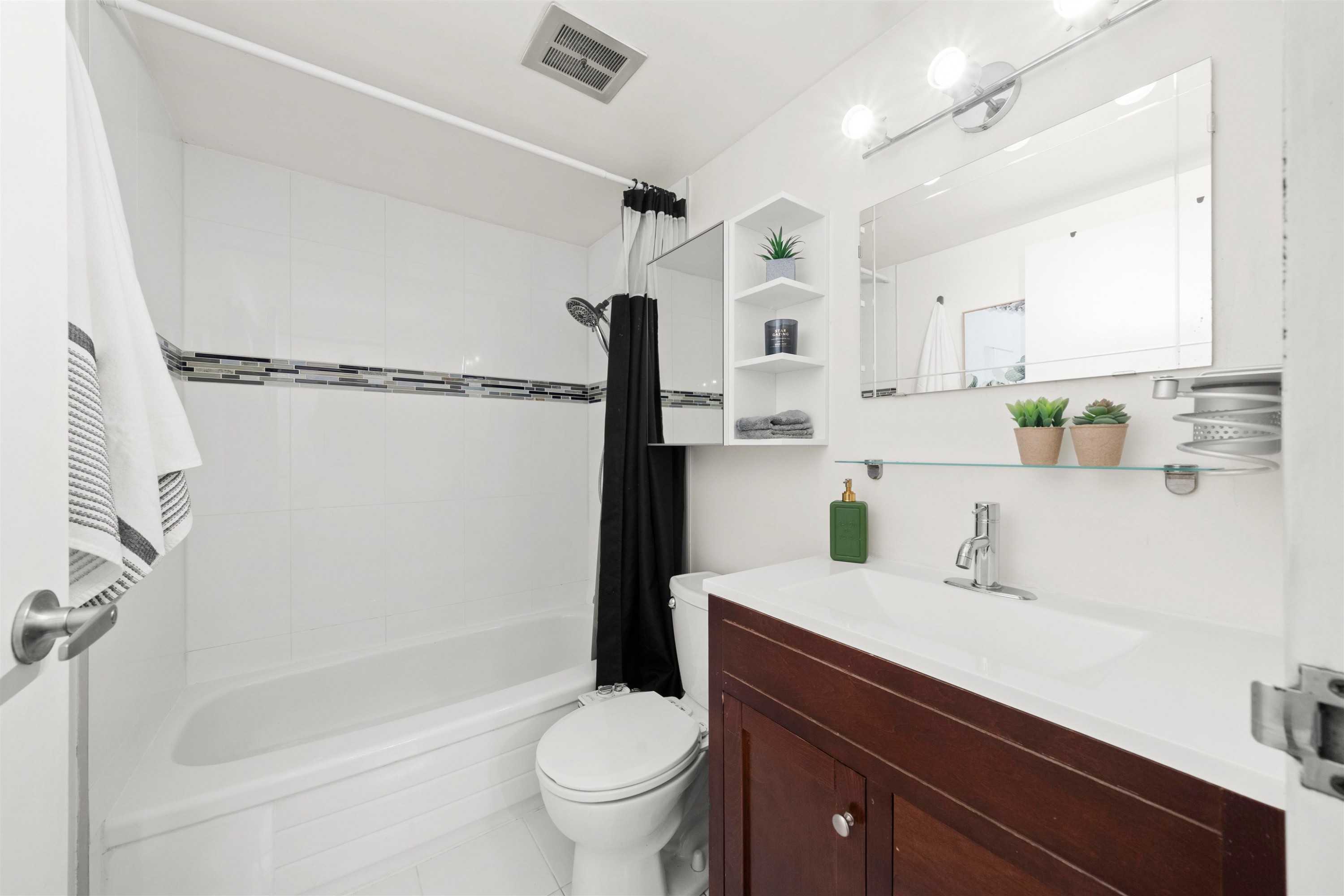 114-1545 E 2Nd Avenue, Vancouver, BC