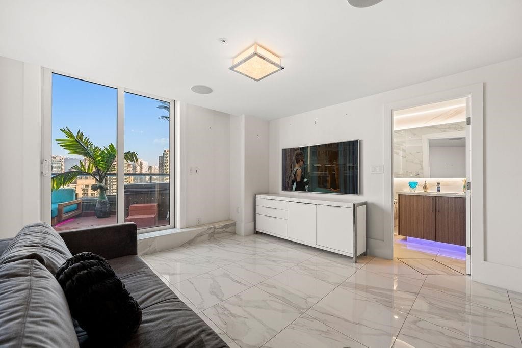 19A-199 Drake Street, Vancouver, BC