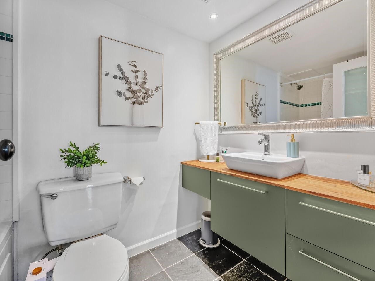 206-1065 8Th Avenue E, Vancouver, BC