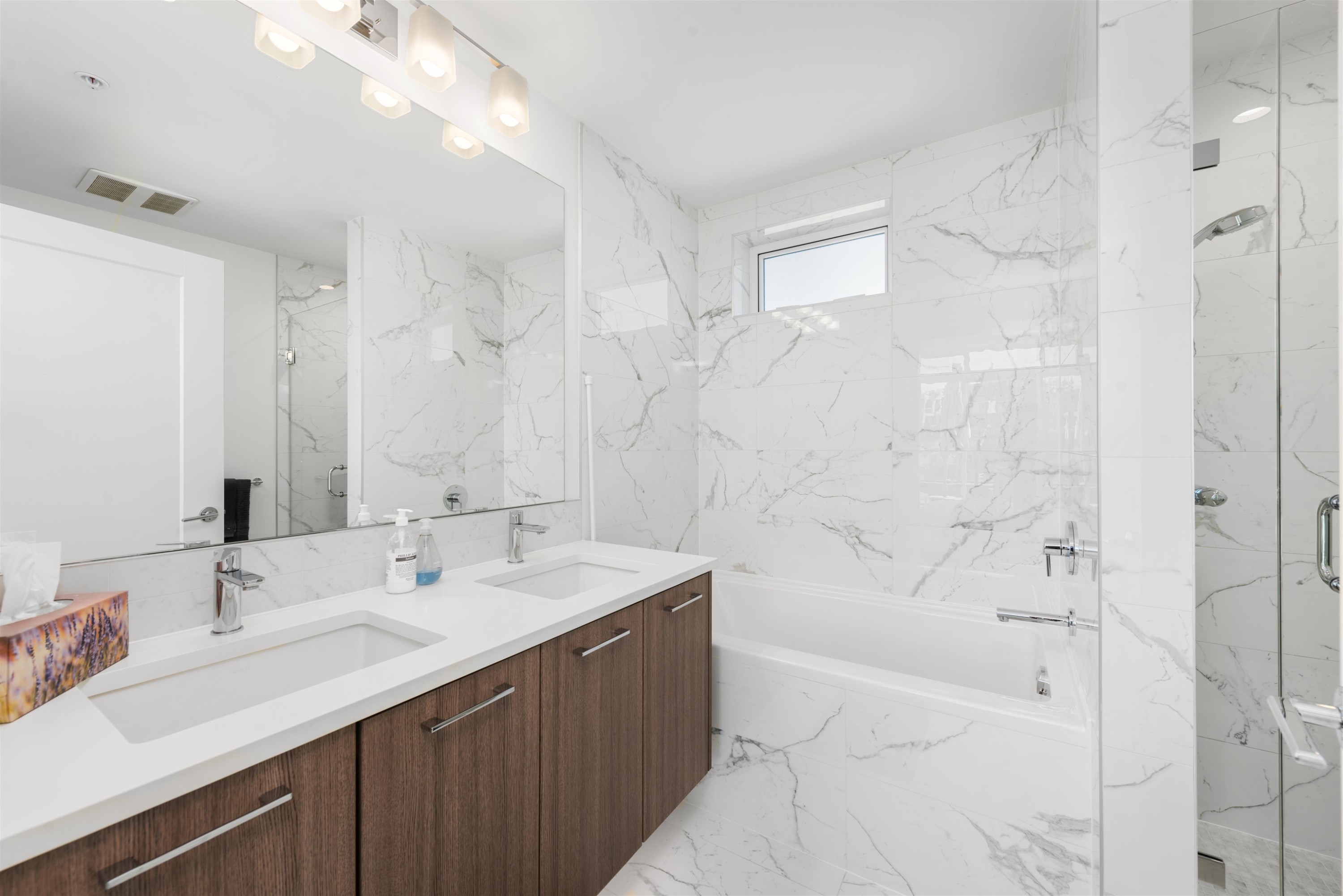 561 29Th Avenue W, Vancouver, BC