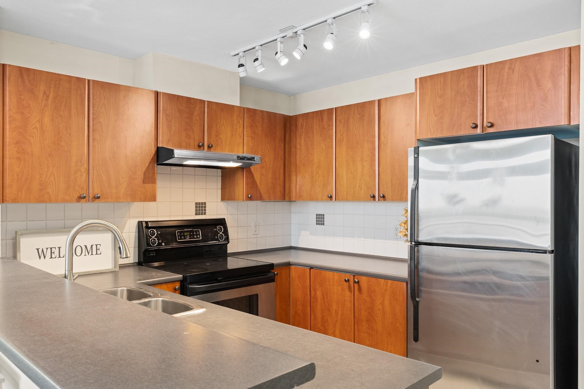 417-7089 Mont Royal Square, Vancouver, BC