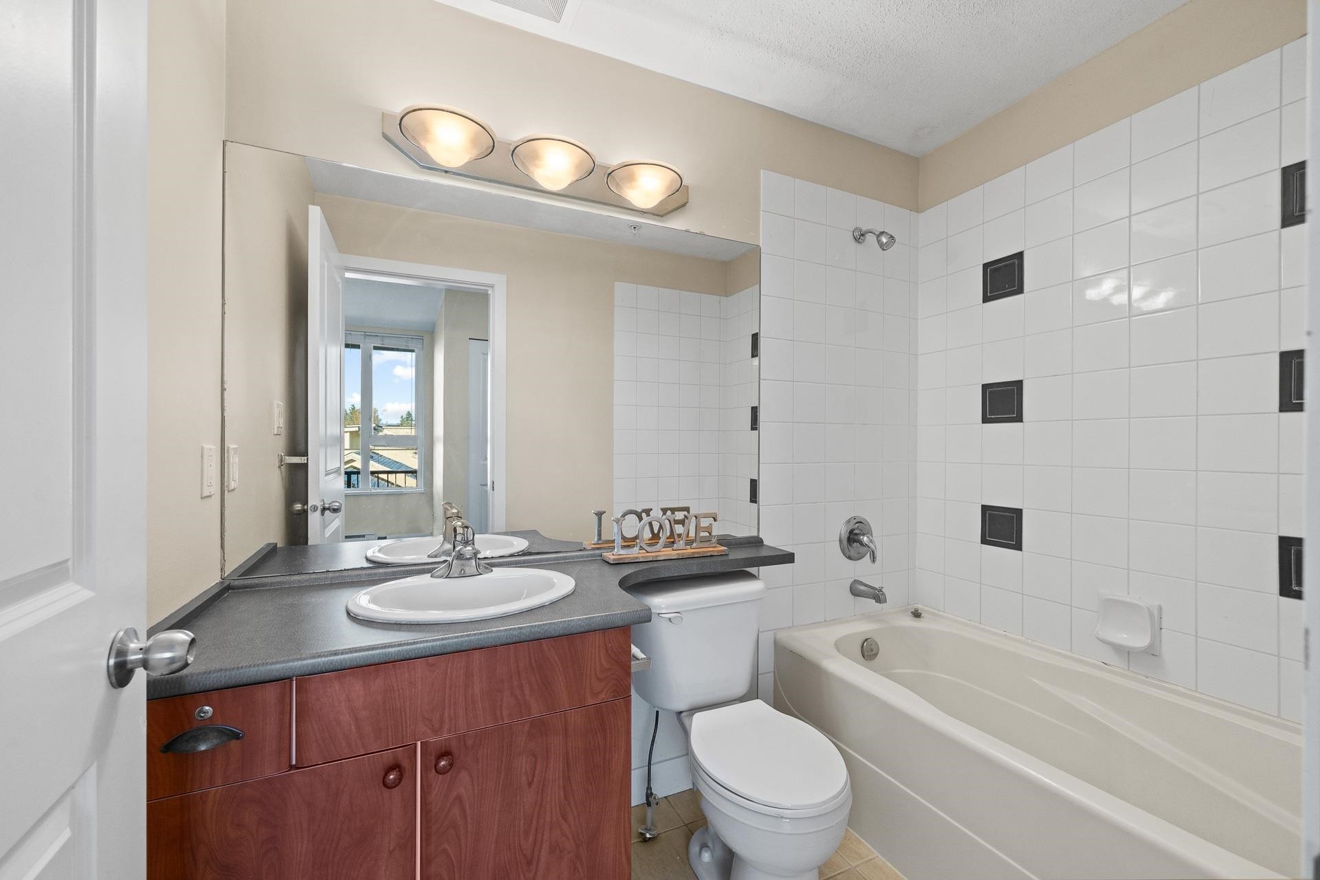 417-7089 Mont Royal Square, Vancouver, BC