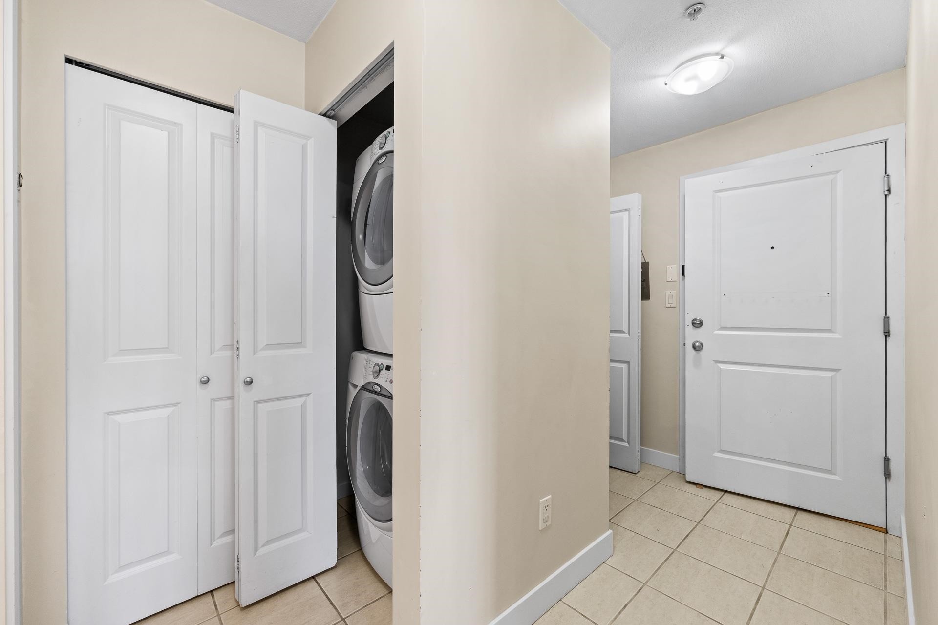 417-7089 Mont Royal Square, Vancouver, BC