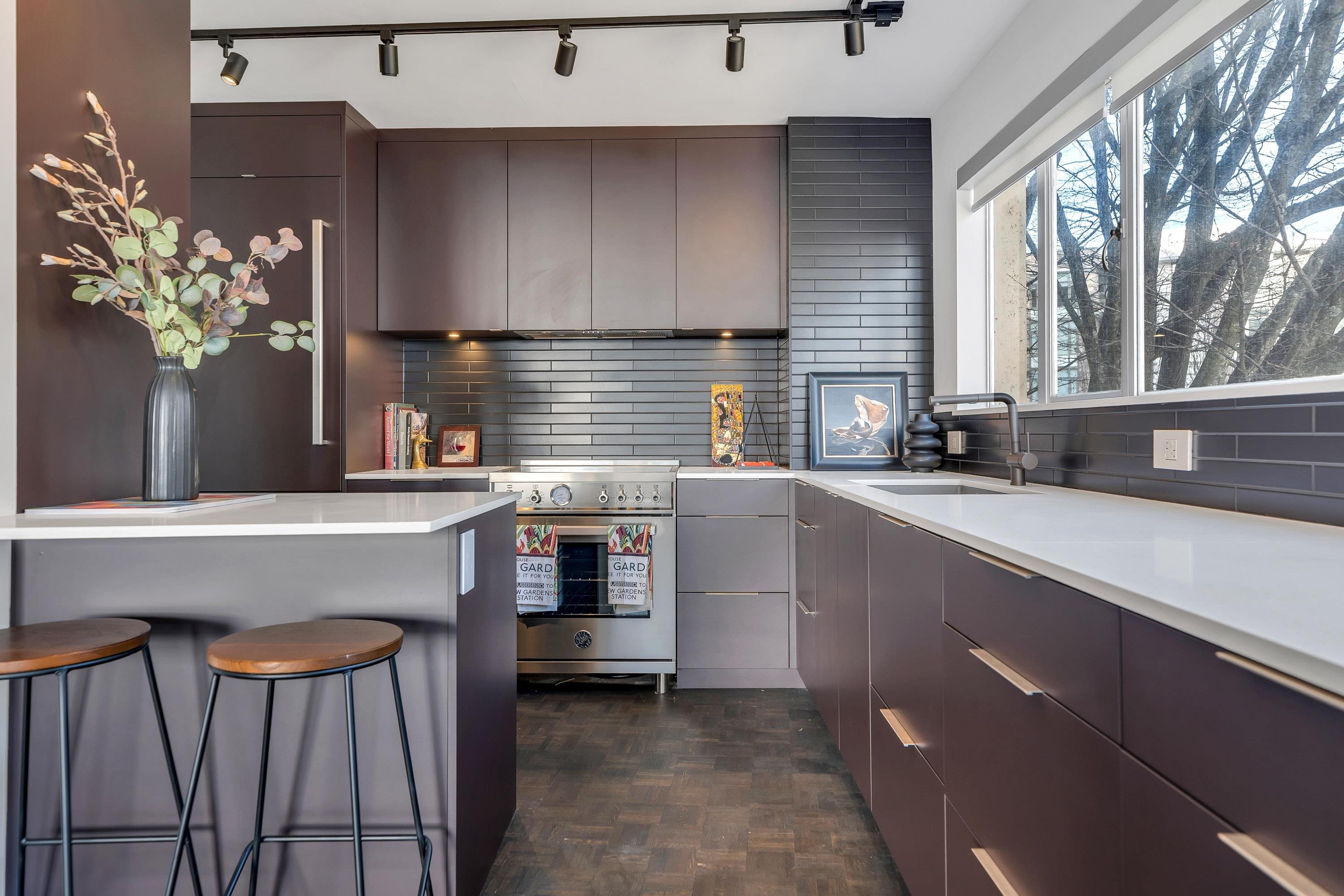 101-2135 Argyle Avenue, West Vancouver, BC