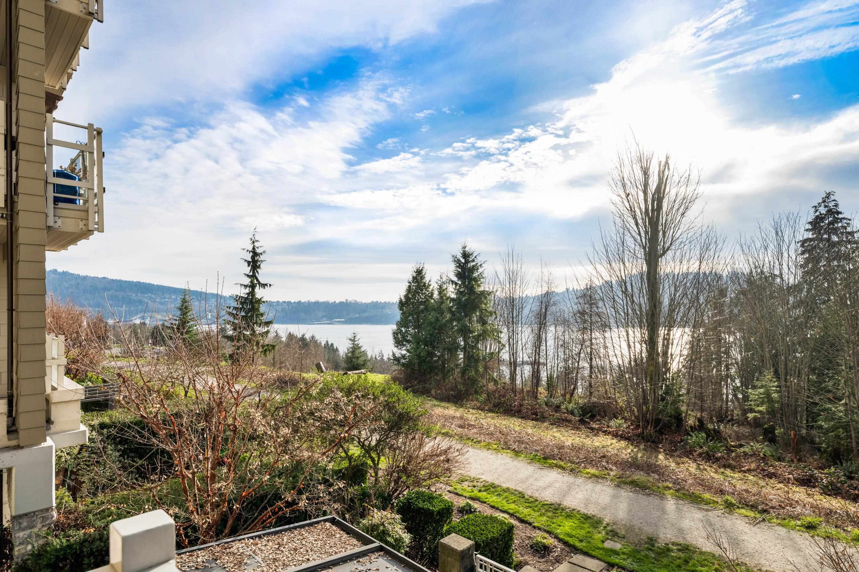 209-560 Ravenwoods Drive, North Vancouver, BC