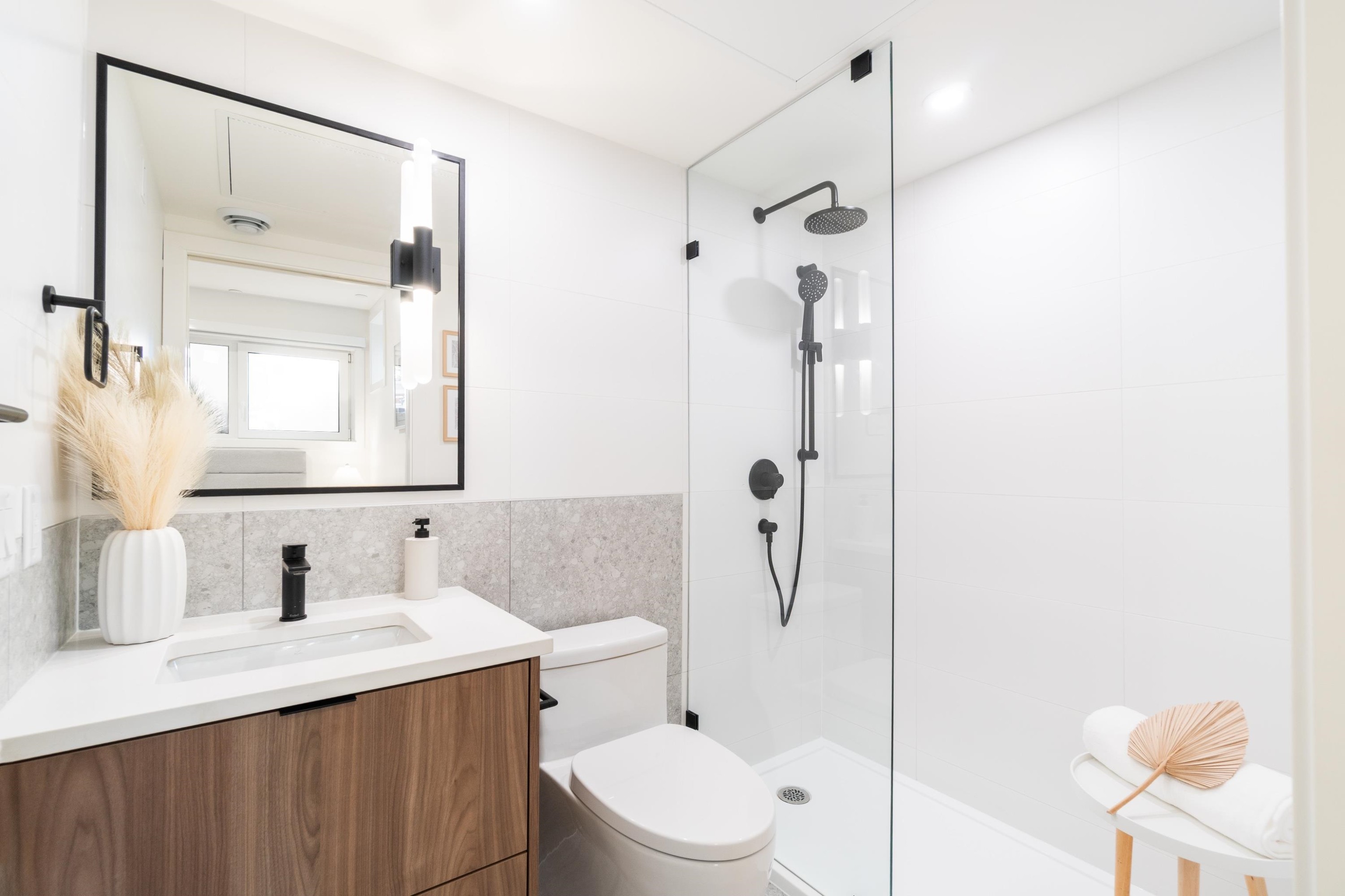 121-1552 3Rd Avenue E, Vancouver, BC