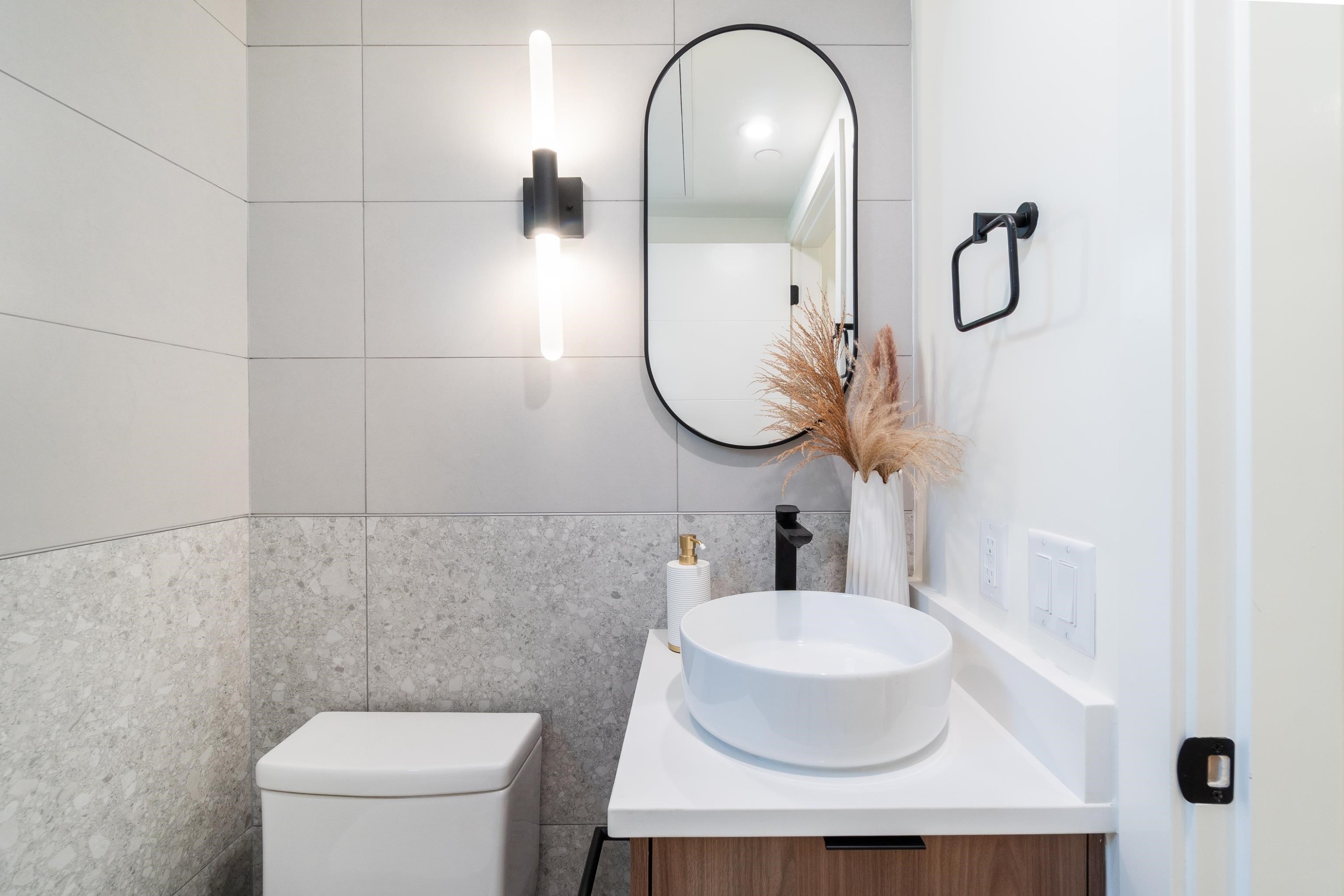 121-1552 3Rd Avenue E, Vancouver, BC