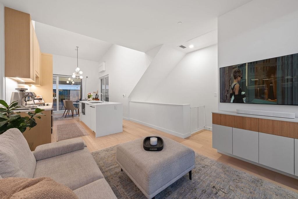 223-650 2Nd Street E, North Vancouver, BC