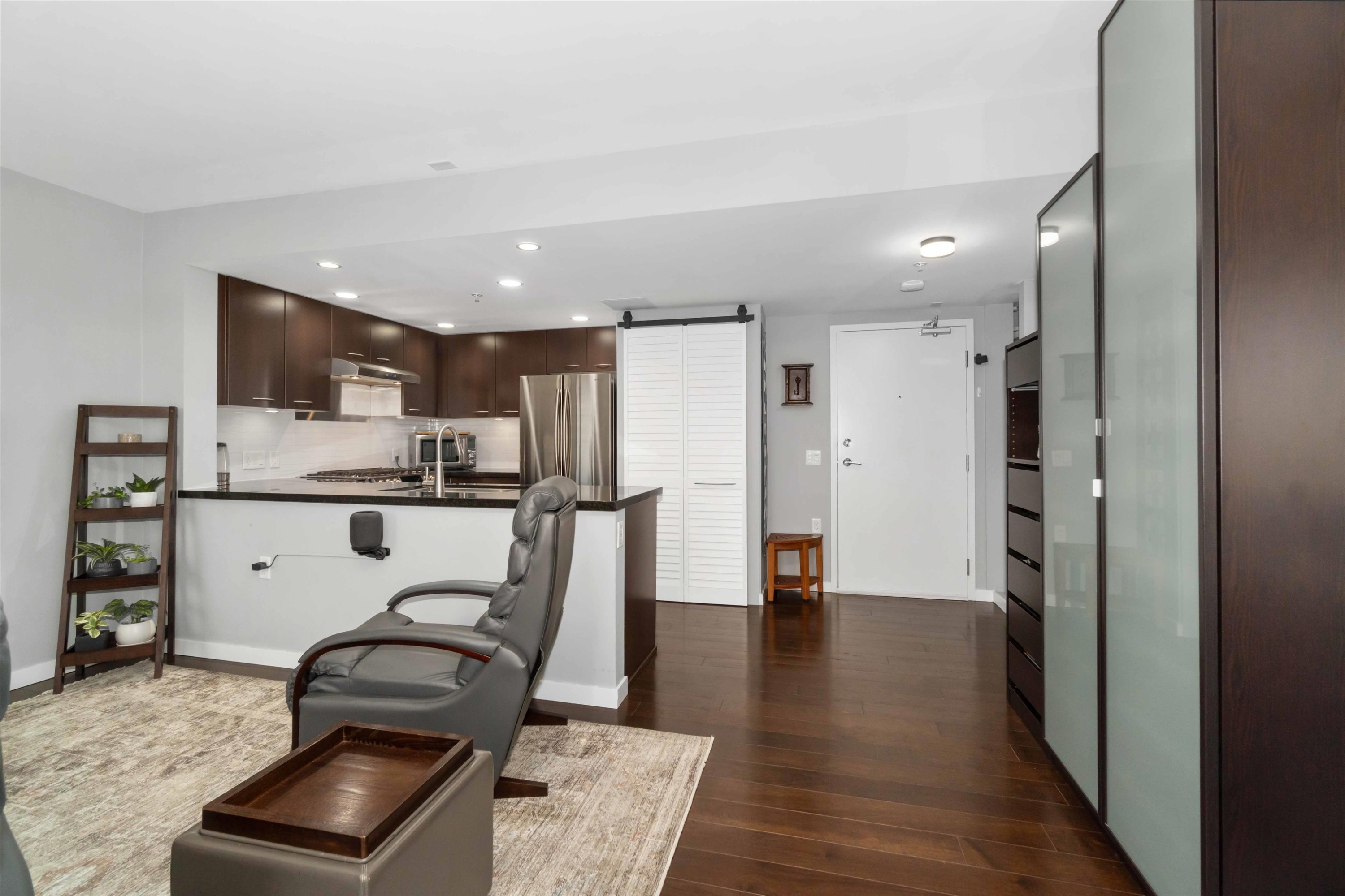 213-1288 Chesterfield Avenue, North Vancouver, BC