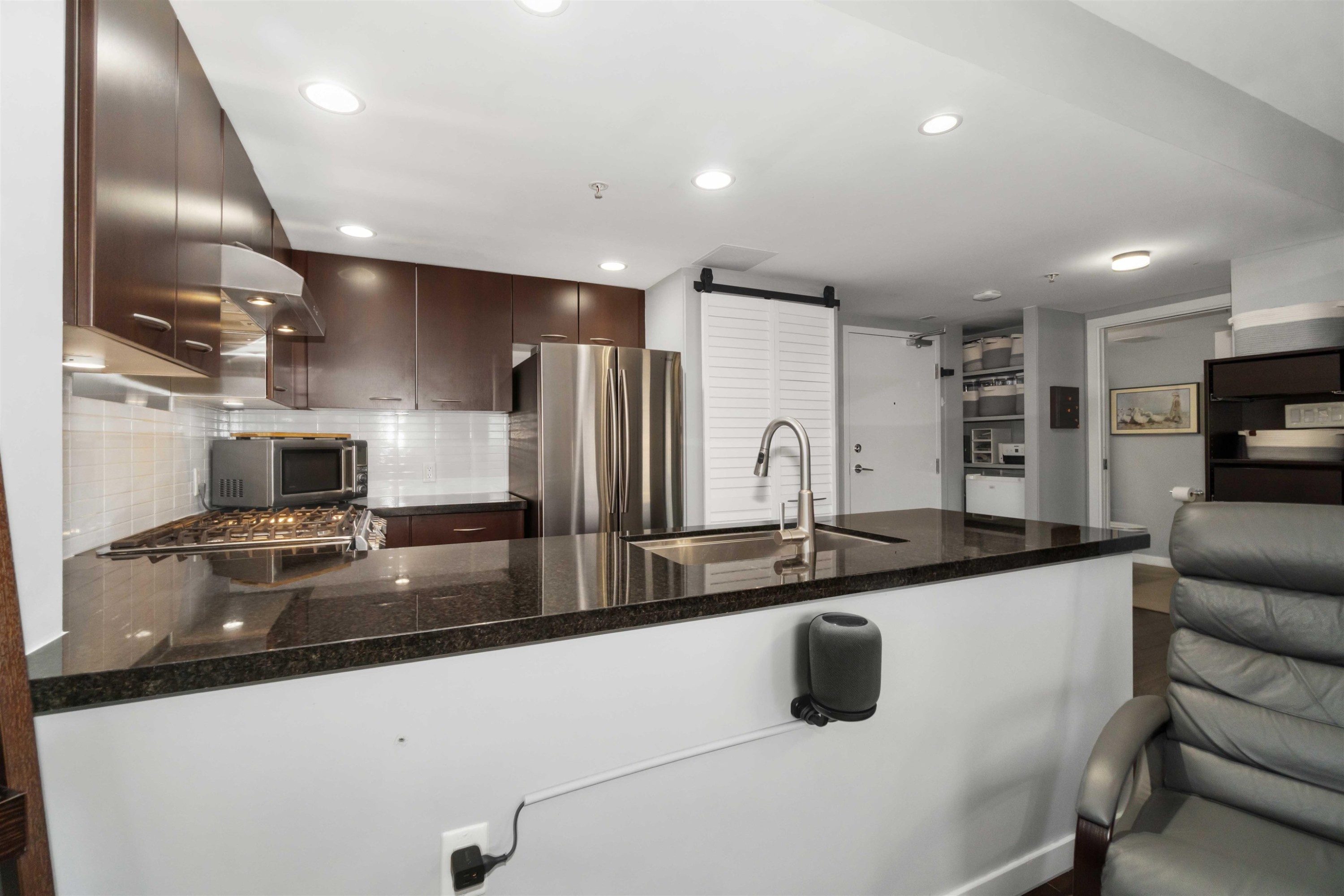 213-1288 Chesterfield Avenue, North Vancouver, BC