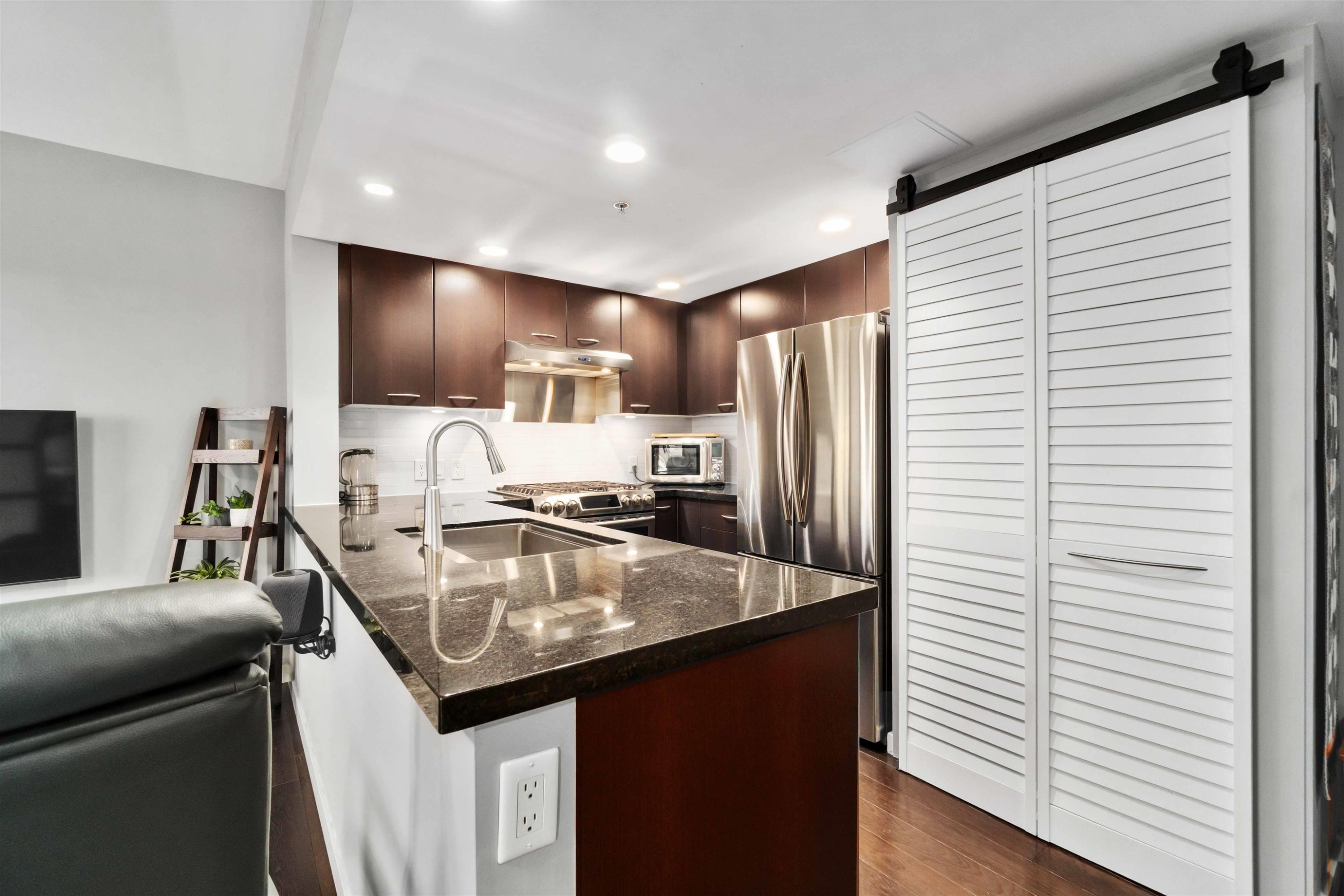 213-1288 Chesterfield Avenue, North Vancouver, BC