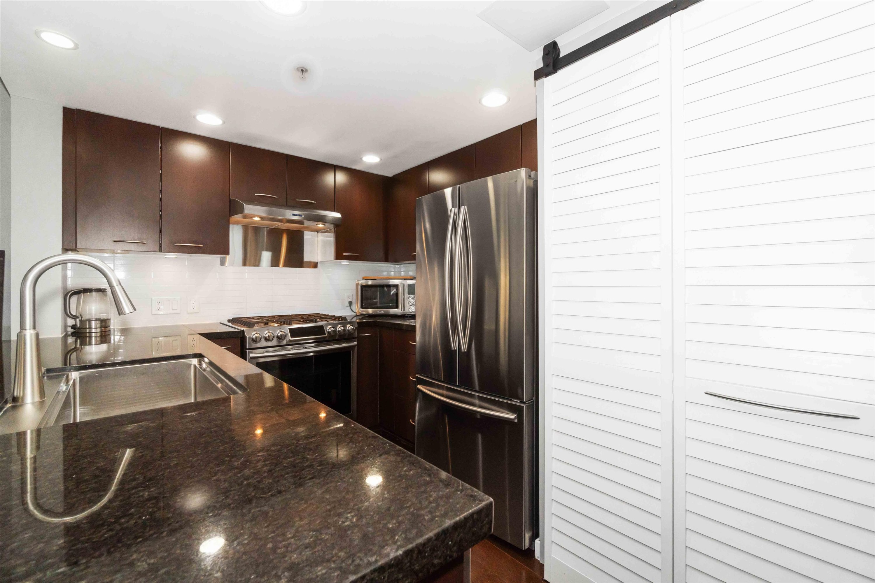 213-1288 Chesterfield Avenue, North Vancouver, BC