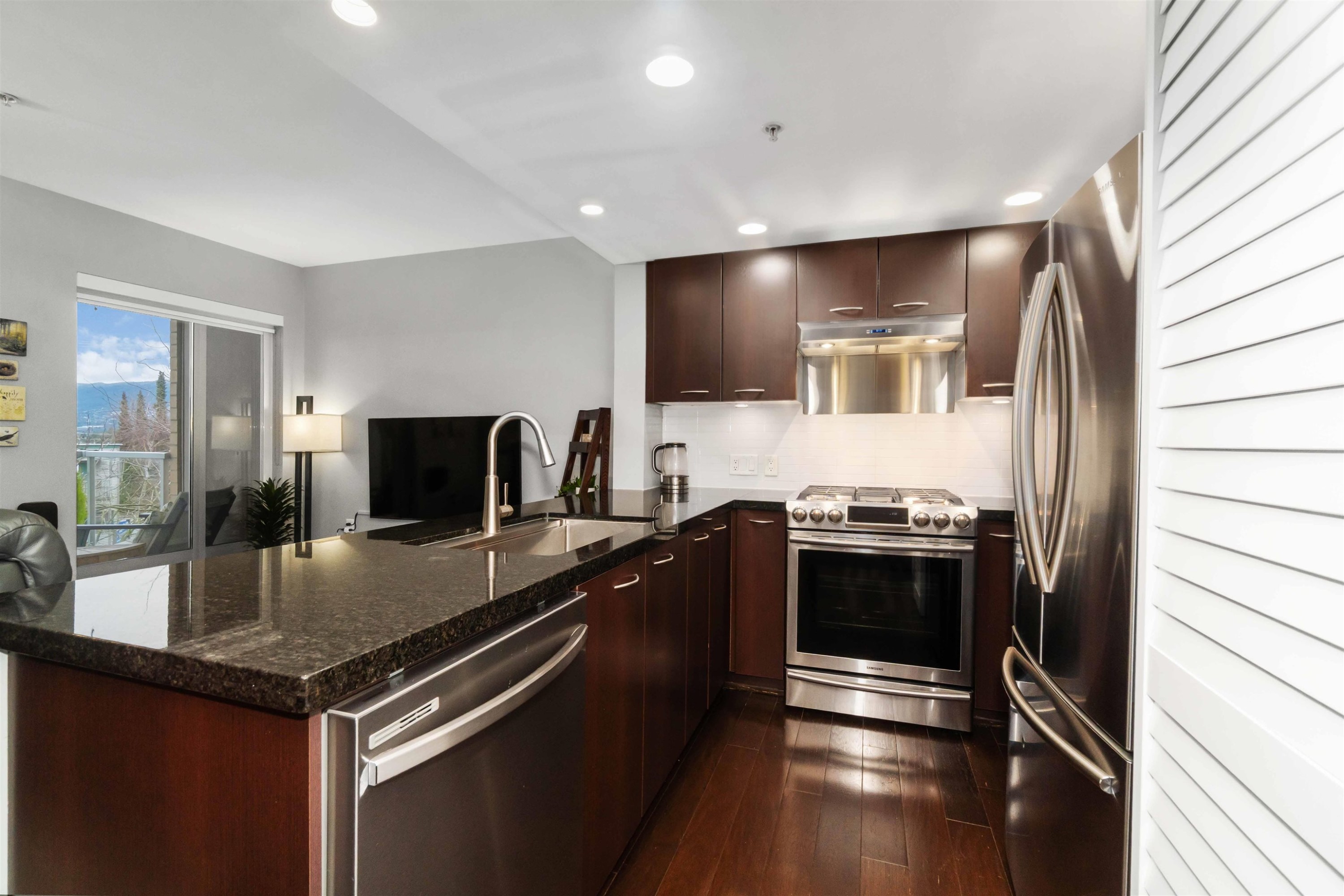 213-1288 Chesterfield Avenue, North Vancouver, BC