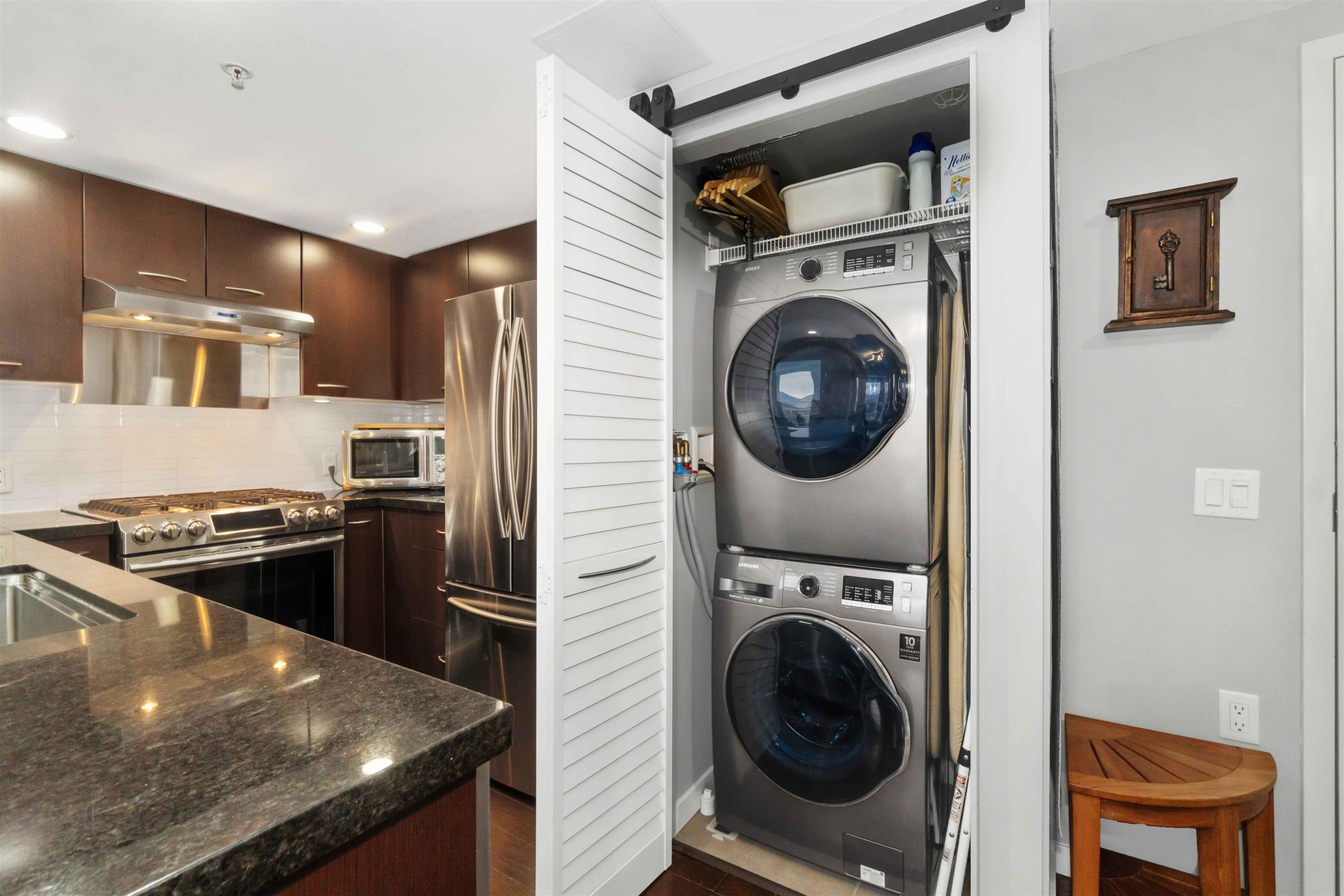 213-1288 Chesterfield Avenue, North Vancouver, BC