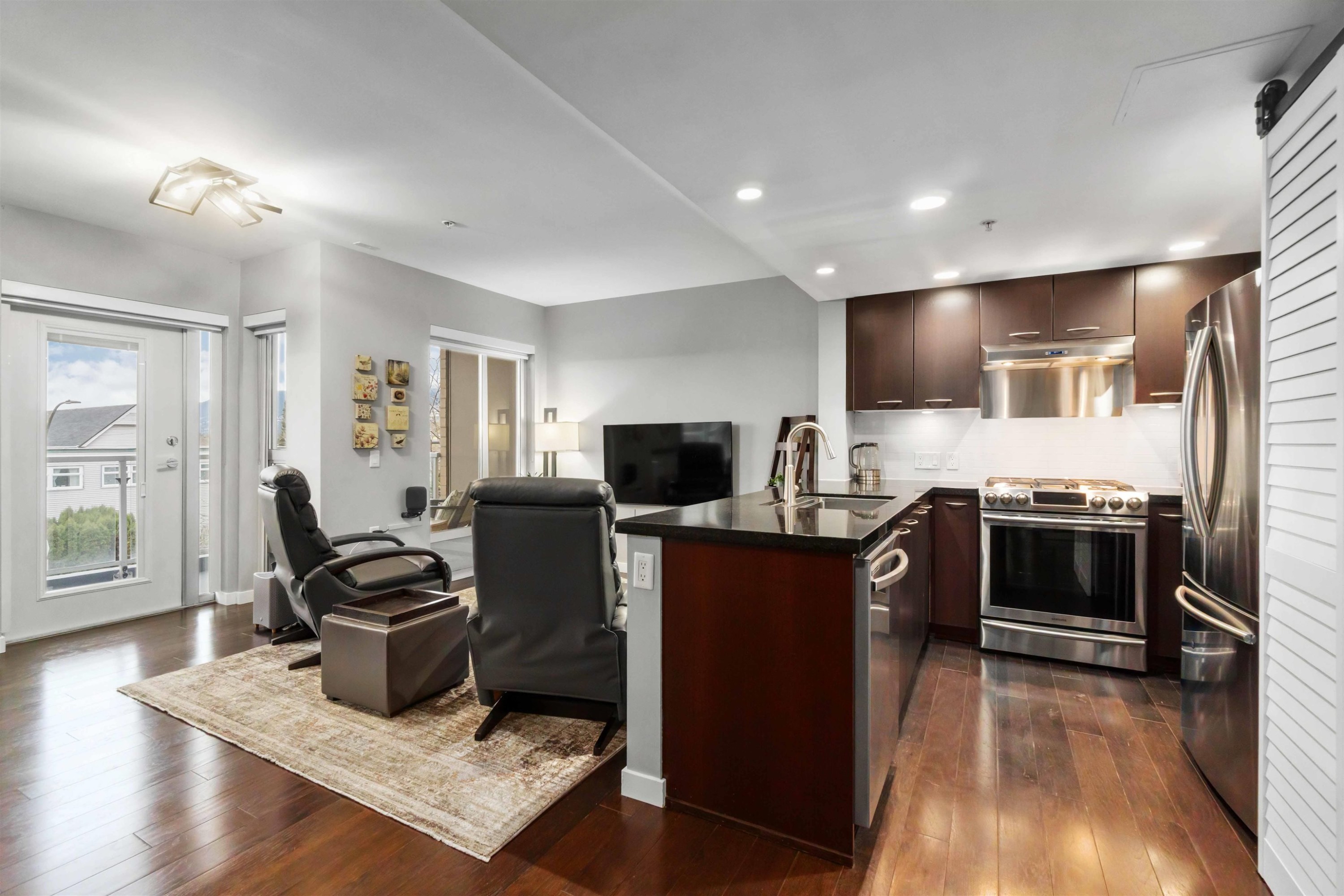 213-1288 Chesterfield Avenue, North Vancouver, BC