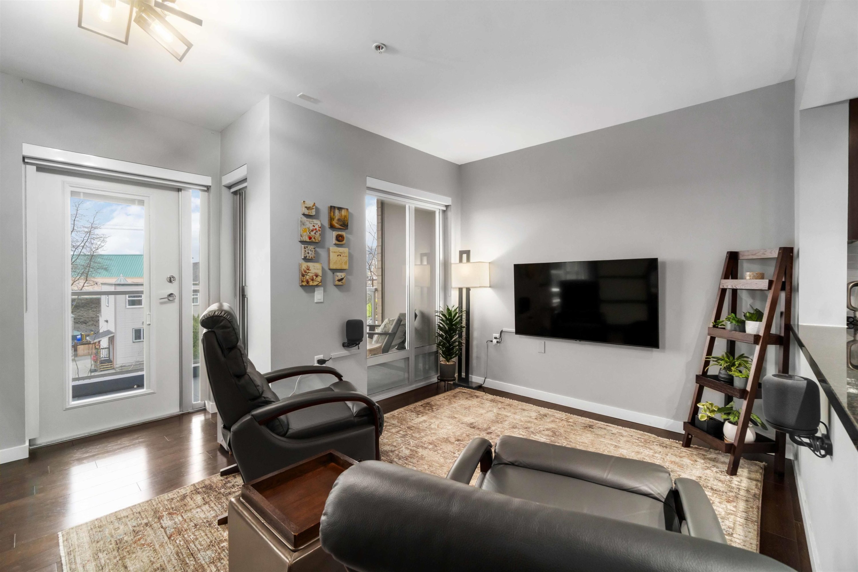 213-1288 Chesterfield Avenue, North Vancouver, BC