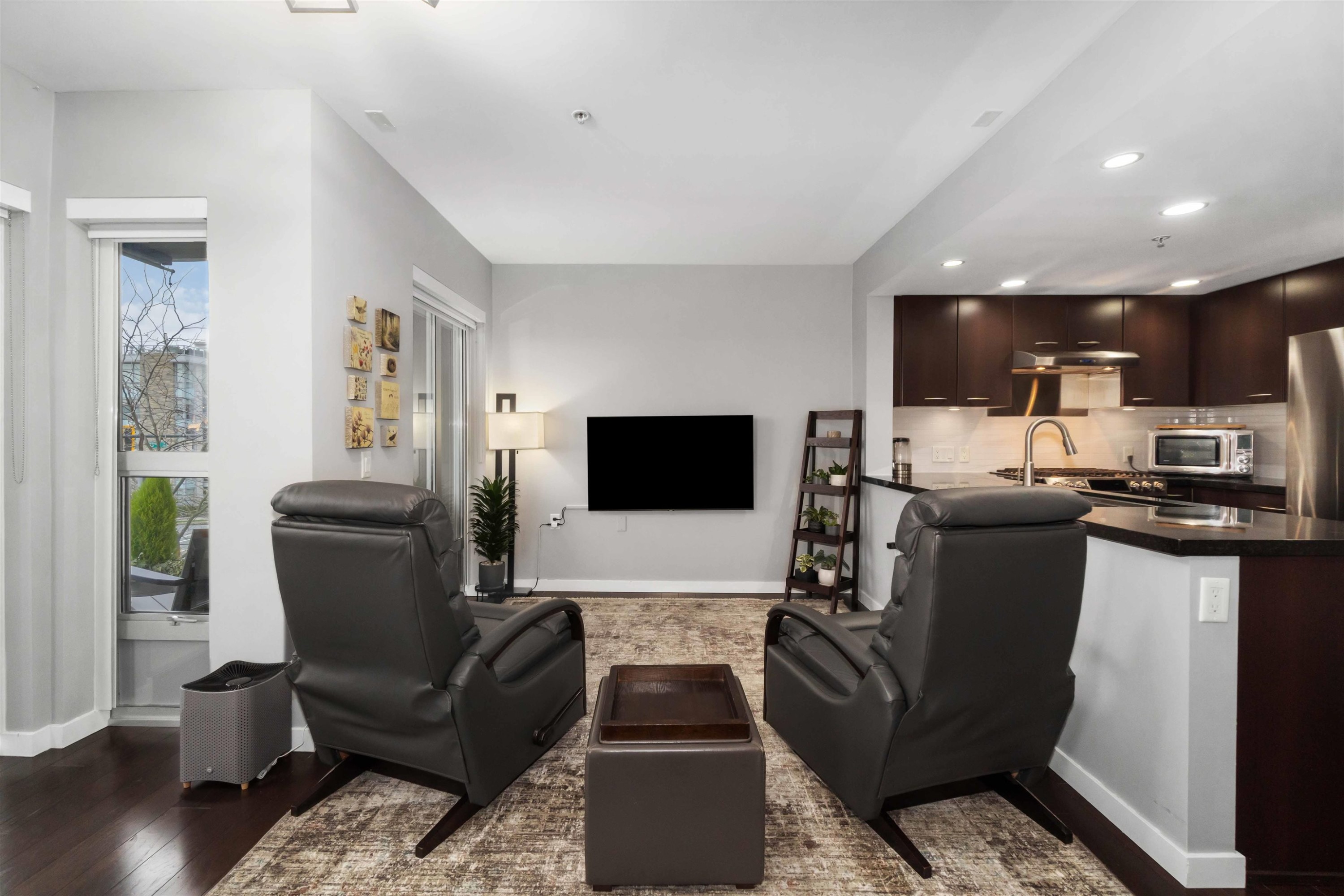 213-1288 Chesterfield Avenue, North Vancouver, BC