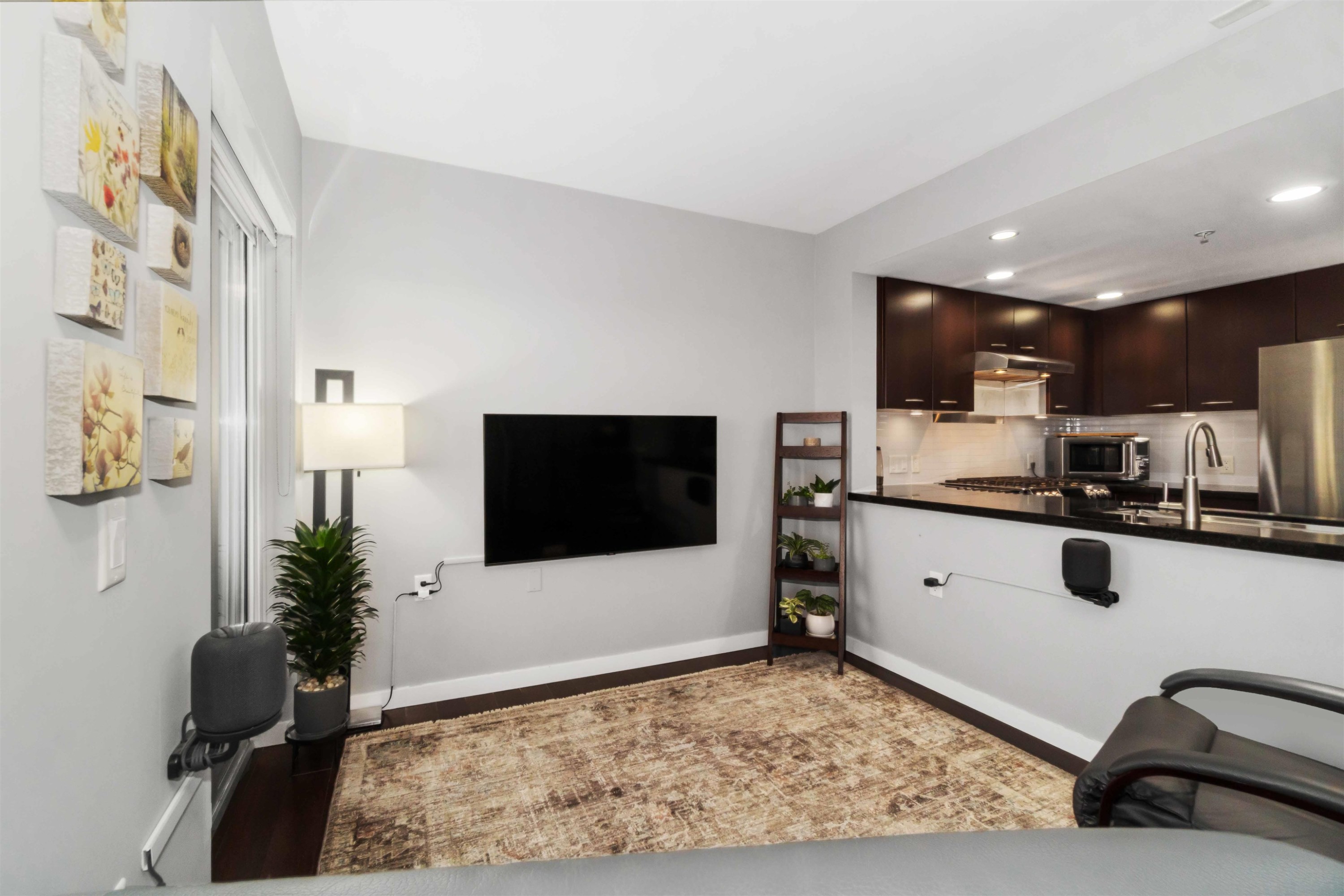 213-1288 Chesterfield Avenue, North Vancouver, BC