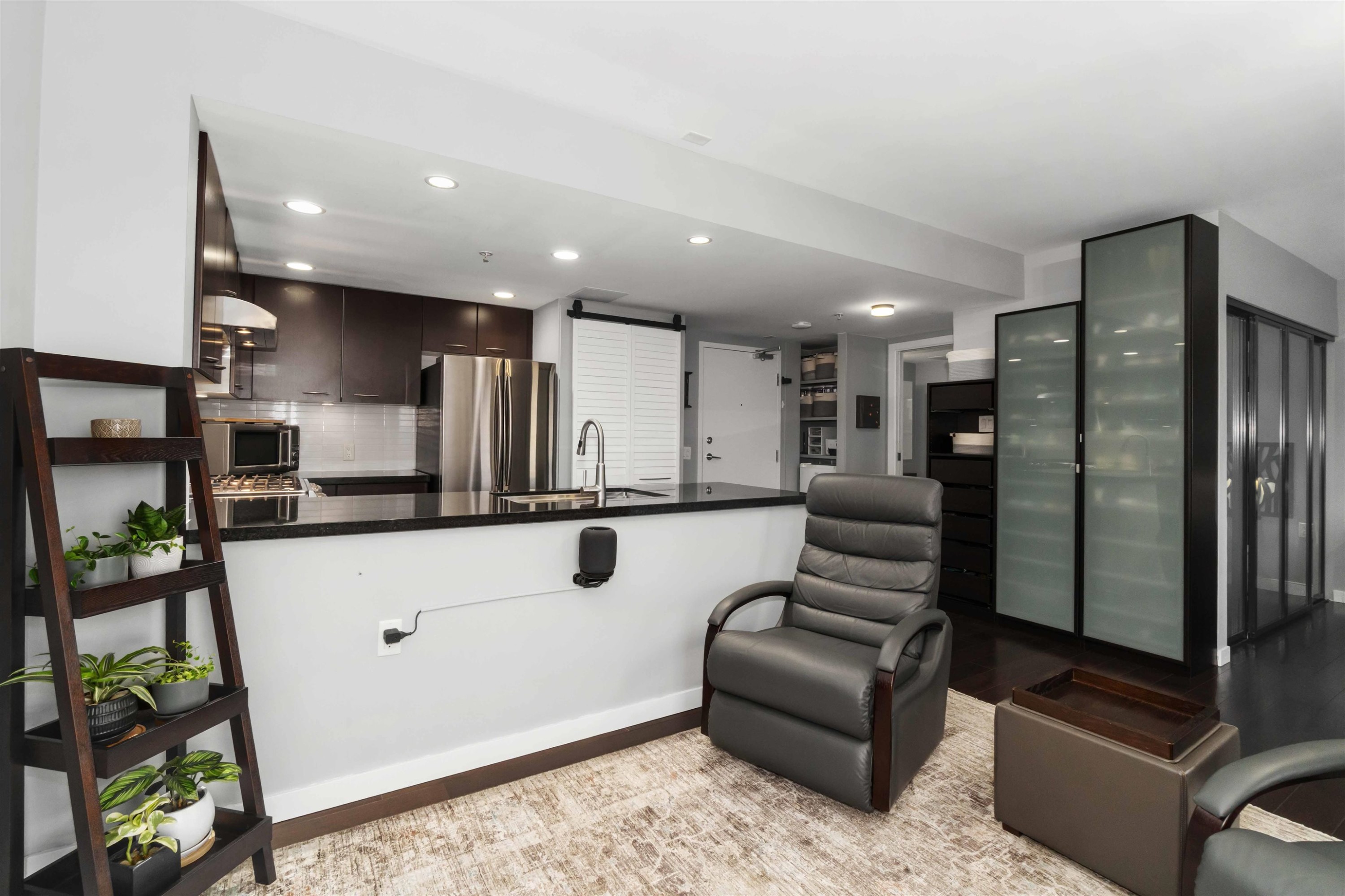 213-1288 Chesterfield Avenue, North Vancouver, BC