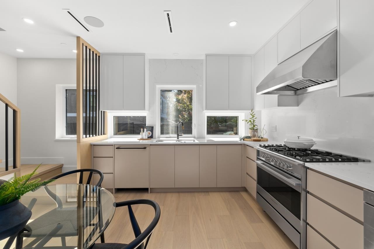 2430 49Th Avenue W, Vancouver, BC