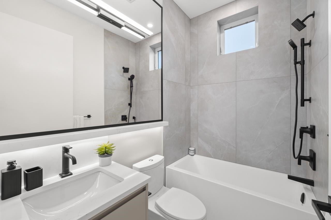 2430 49Th Avenue W, Vancouver, BC