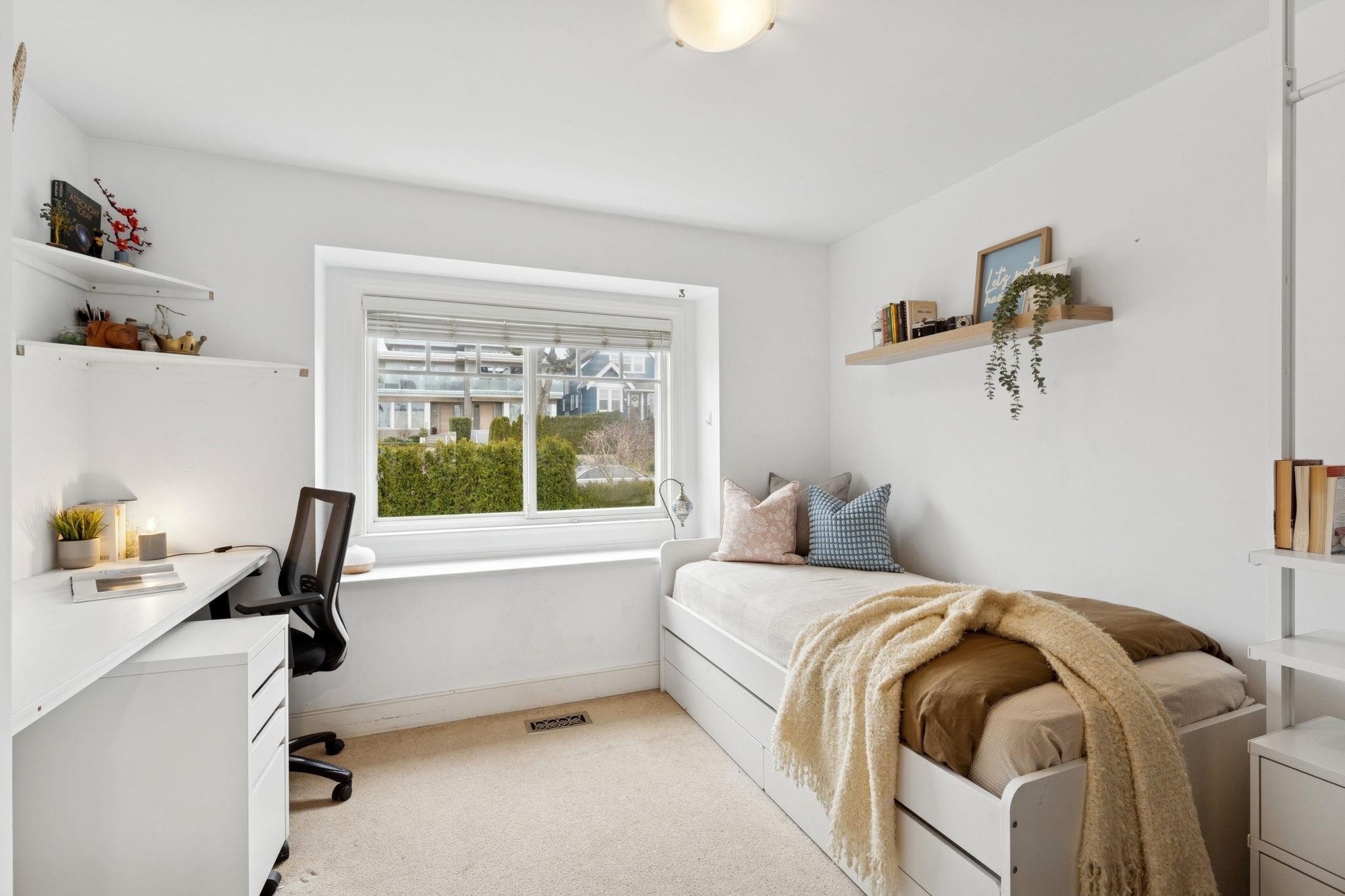 353 5Th Street E, North Vancouver, BC