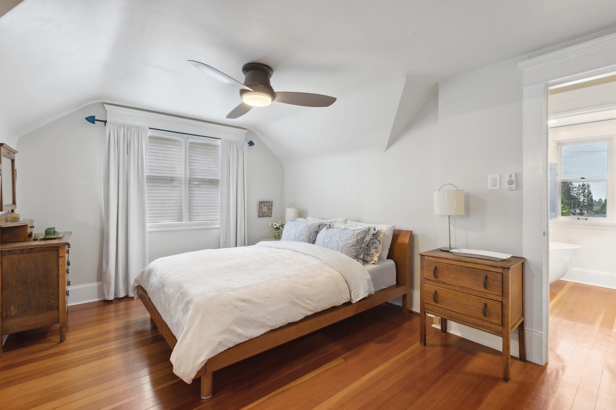 349 24Th Street E, North Vancouver, BC