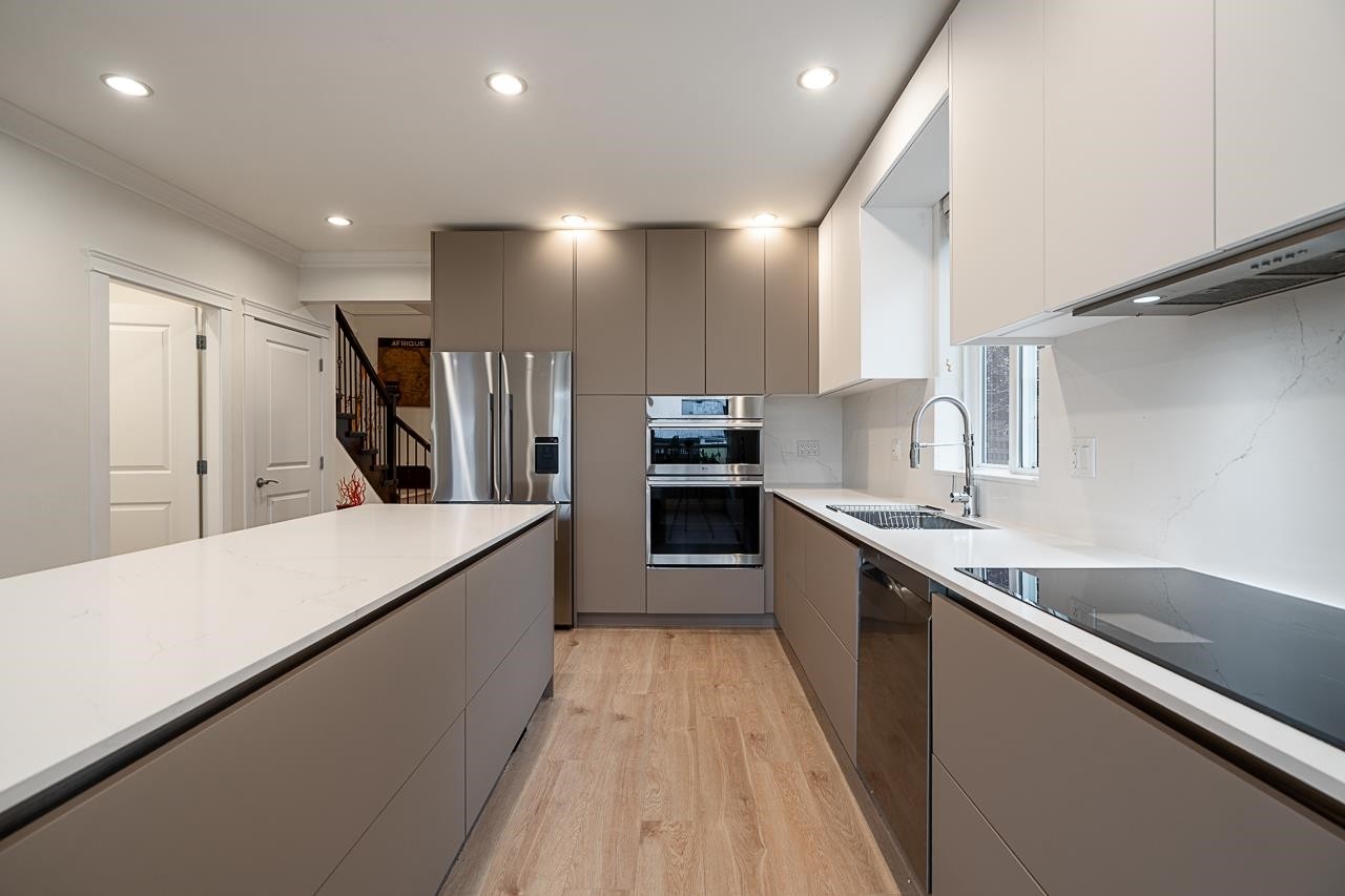 359 13Th Street E, North Vancouver, BC