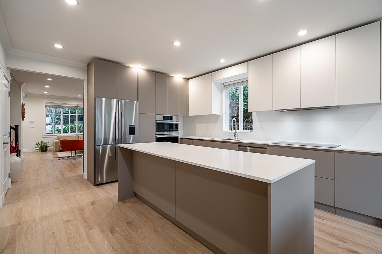 359 13Th Street E, North Vancouver, BC